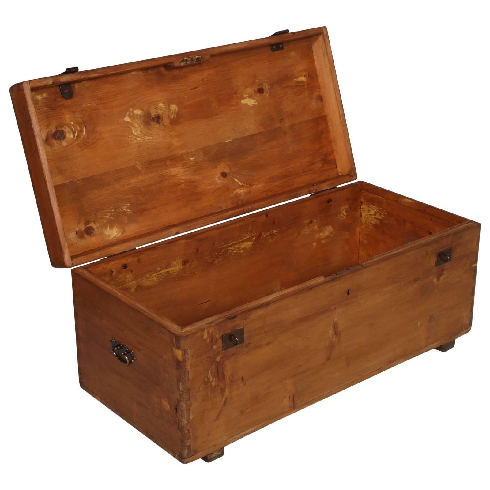 1890s country traveling trunk chest in solid wood restored polished to wax.

Measures cm: H 42, W 100, D 45.