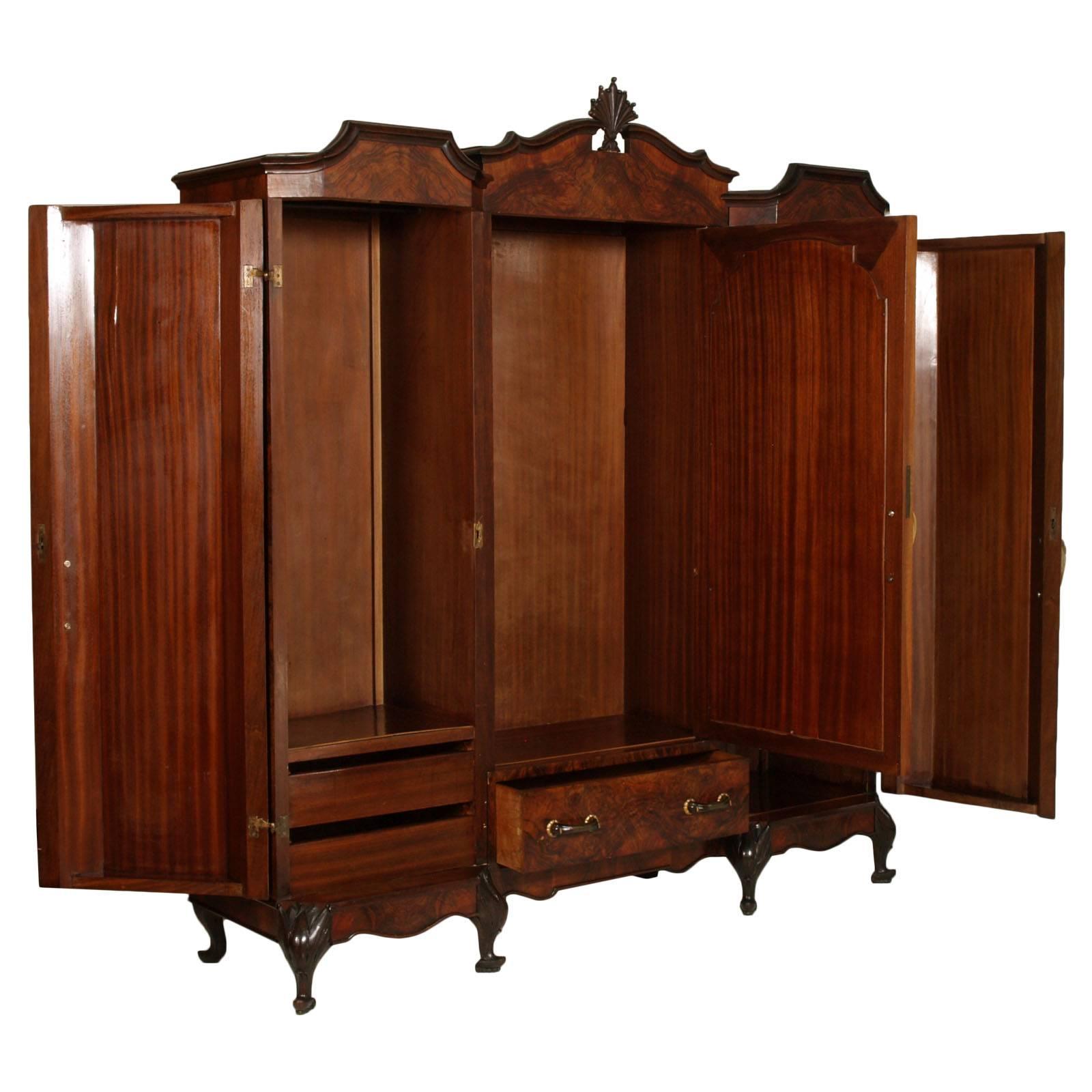 Elegant Venetian Ecleltic Baroque-revival cupboard wardrobe with mirror in burl walnut, circa 1920s. Attributable to Vincenzo Cadorin. Restored and polished to wax.

Measures cm: H 227 x W 199 x D 58.
