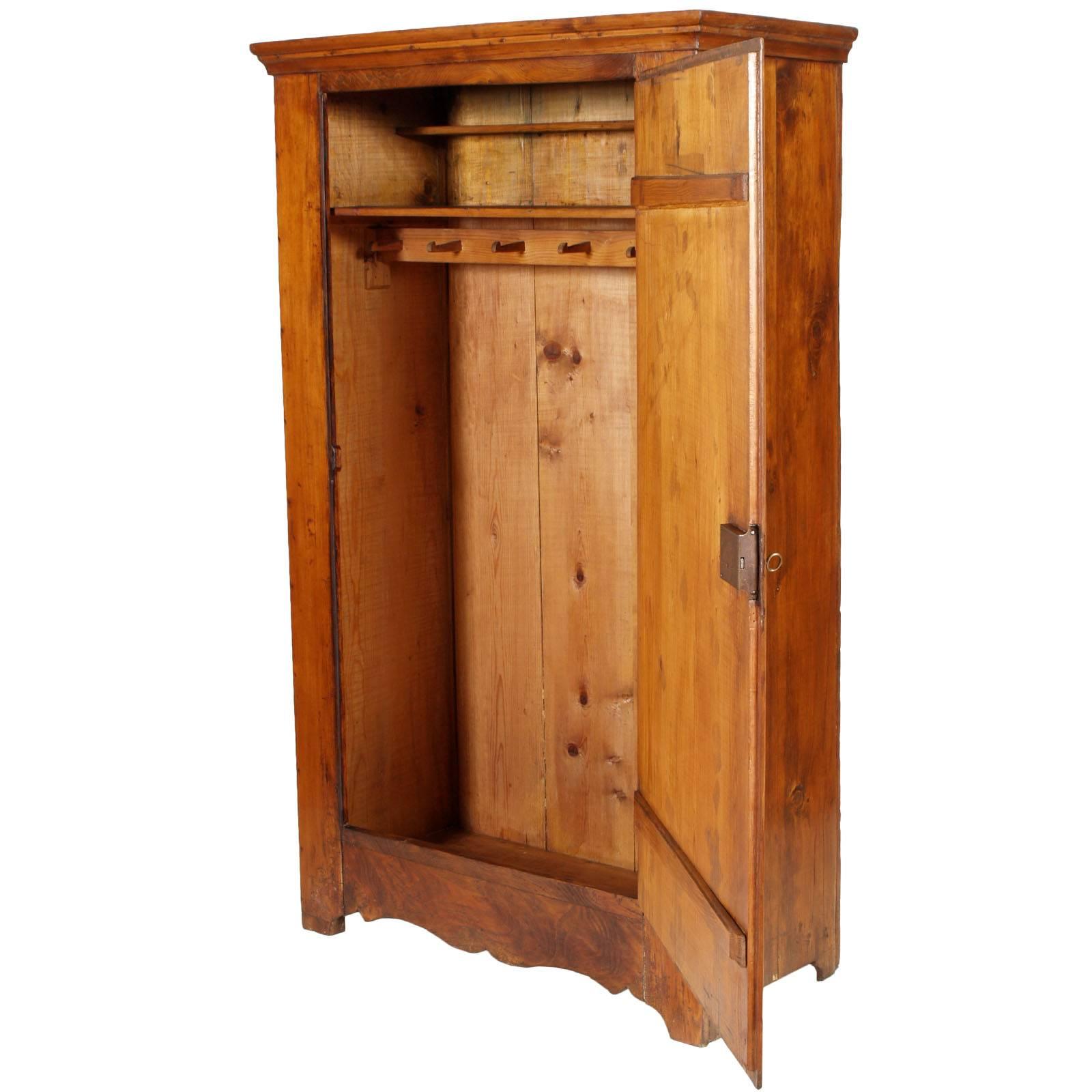 Austrian Viennese, mid-19th century, Biedermeier  elegant cupboard wardrobe in walnut, polished to wax
The cabinet has a beautiful patina.  Can be used in the environment important.
Accessories of movement and closure all original of the