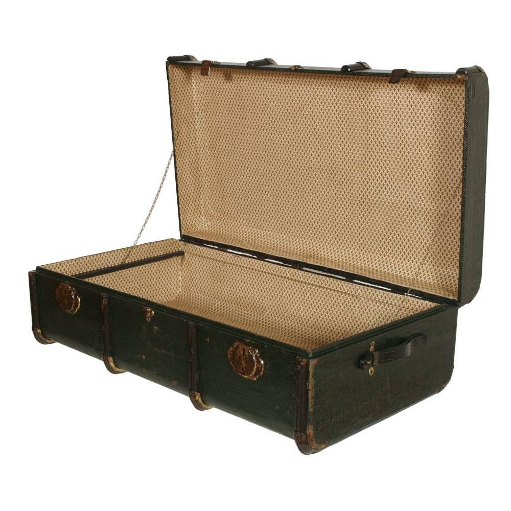 Italian Art deco  travel trunk. This example is manufactured all in wood and smartly wooden bars with metal protections in order to be stackable without doing any damage. Restored, in good condition.
Interior coated paper lily.