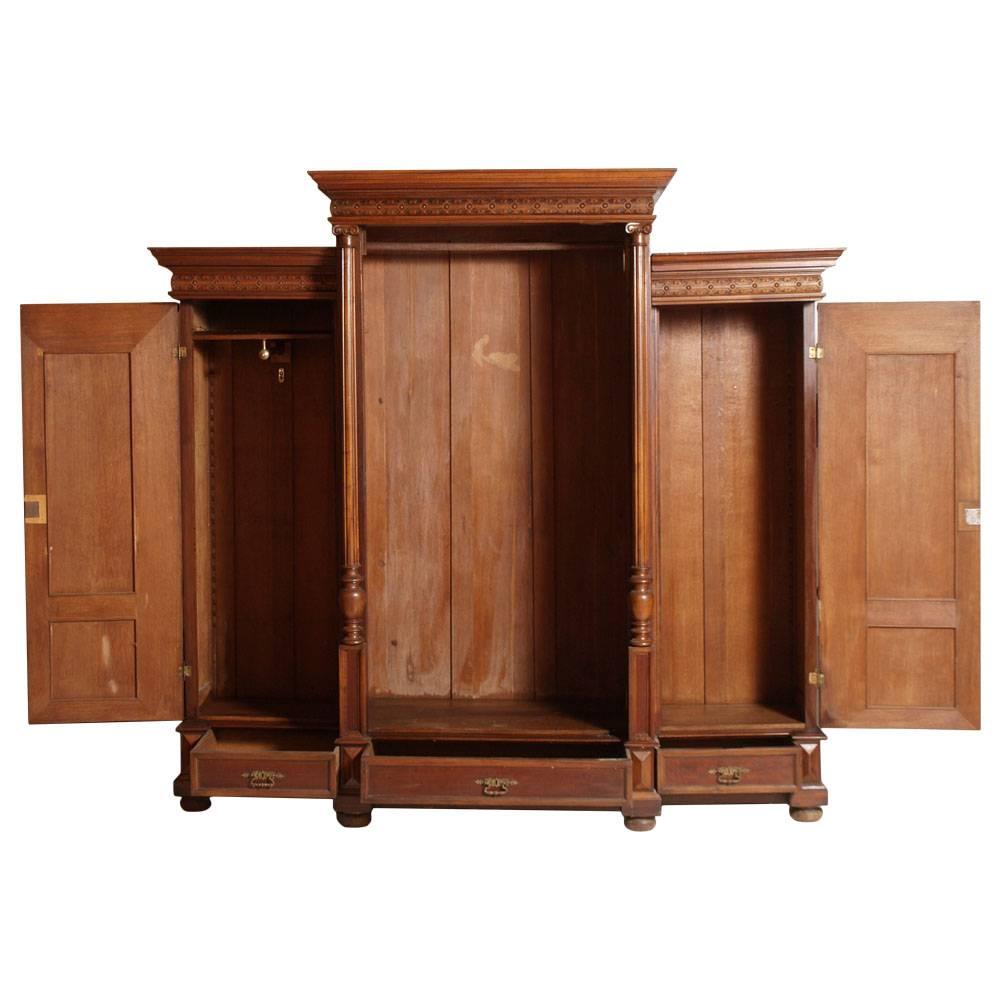 Italian Last 19th Century Neoclassic Wardrobe Cupboard in Carved Walnut In Good Condition For Sale In Vigonza, Padua