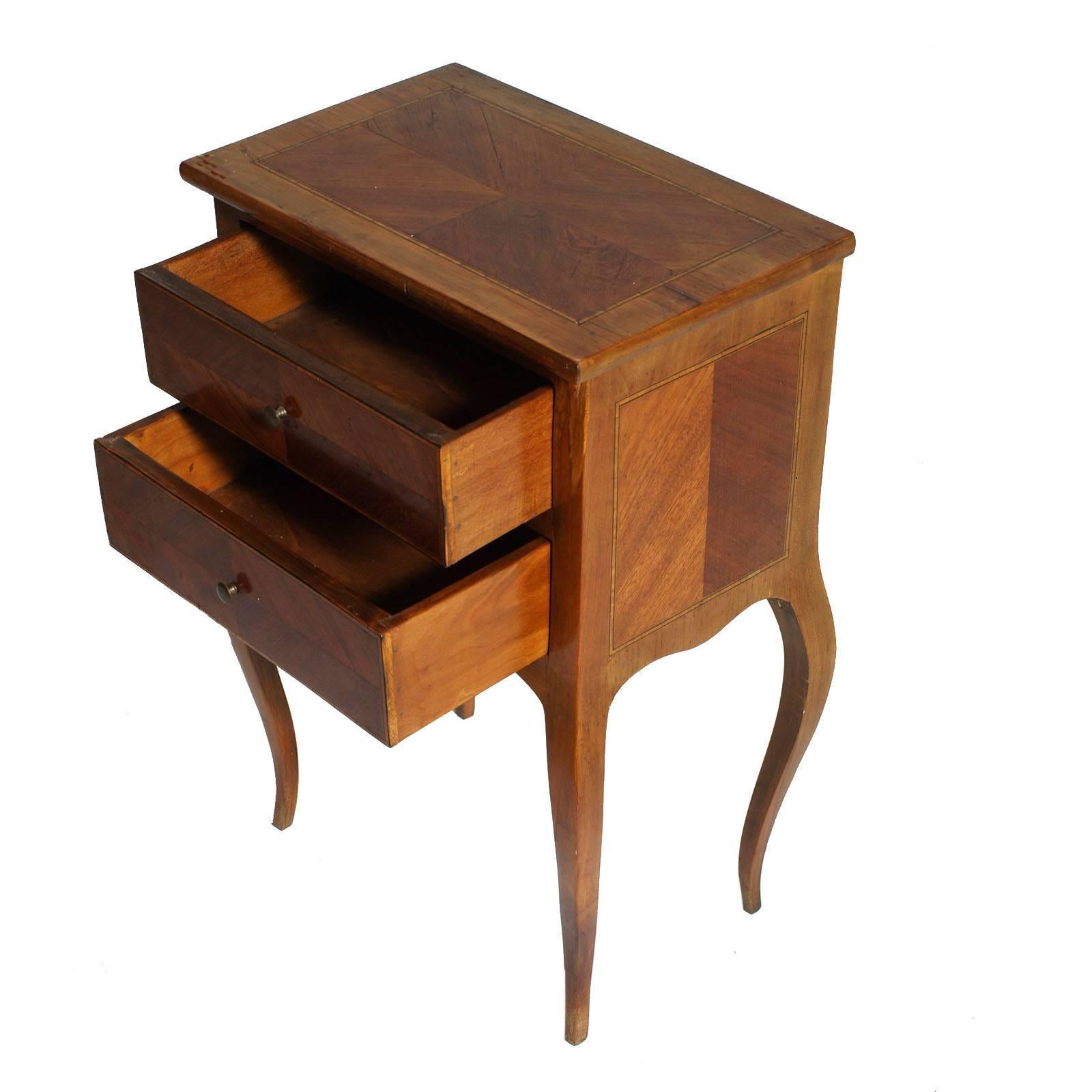 Petit meuble d'appoint ou table de nuit Louis XV des années 1920 érable blond et incrustation de noyer, restauré et ciré

Mesure cm : H 60 x L 40 x P 26.