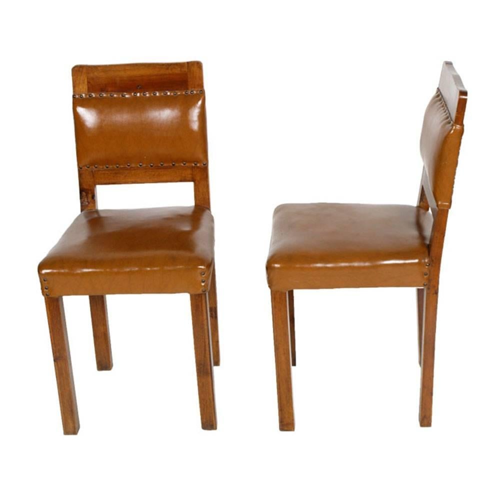 Pair of Art Deco side chairs, solid walnut with original leather upholstery of the time. Restored and polished to wax.

Measure cm: H 86\47, W 42, D 42.
 