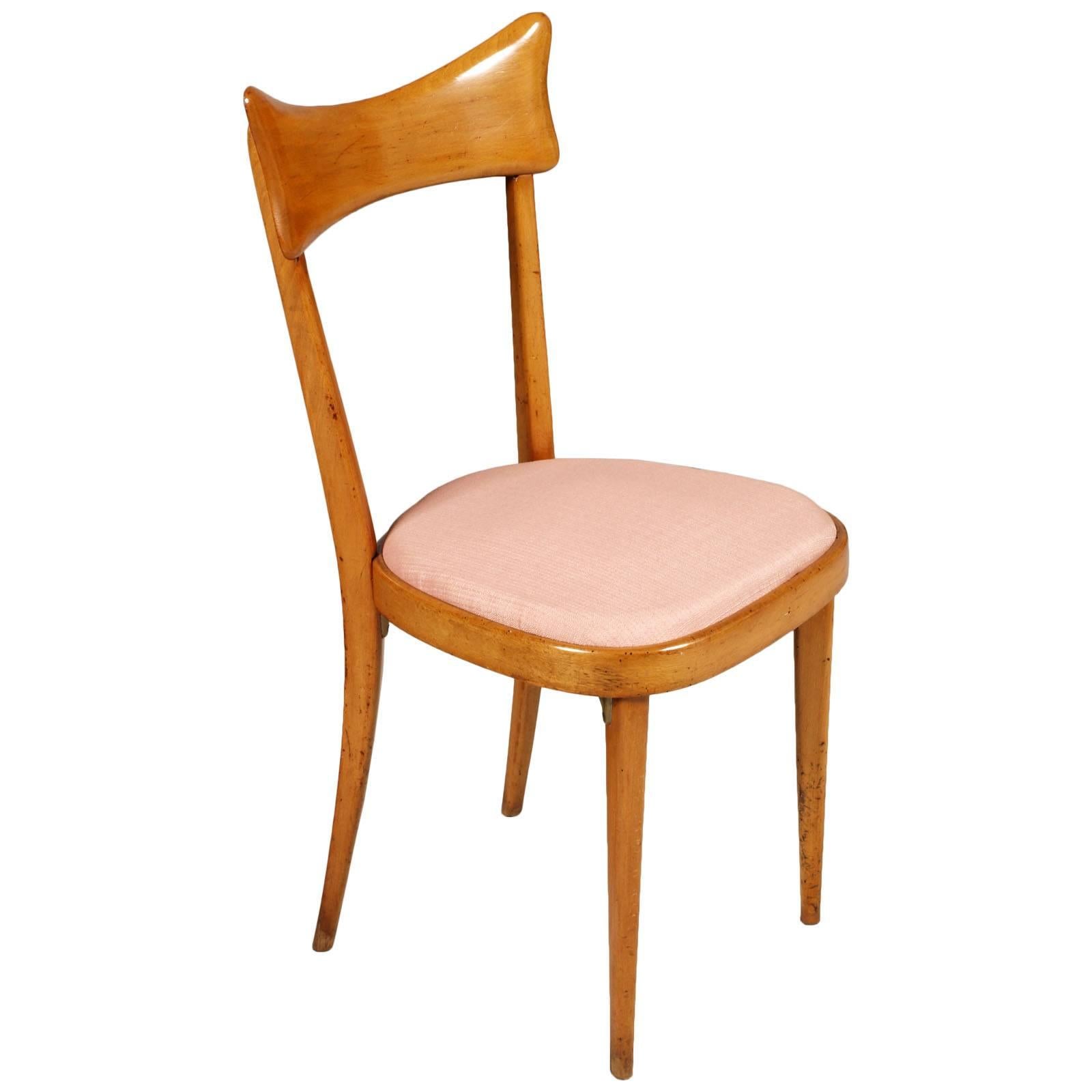 Ensemble de quatre chaises de style Ico Parisi, en noyer blond restauré. Rembourrage d'origine en bon état.
Mesure en cm . H 90 / 48, L 42, P 48.