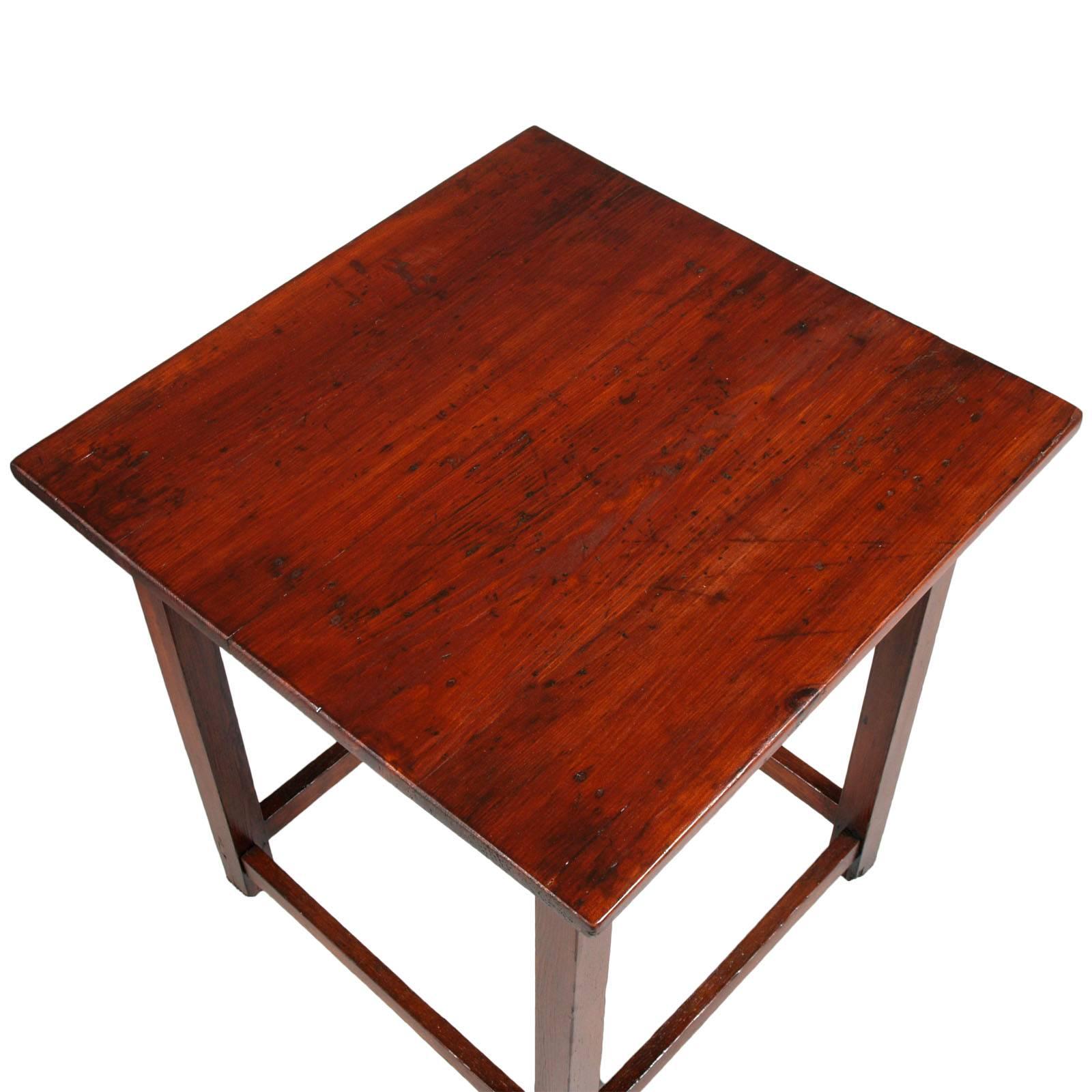 Ancienne table basse ou table d'appoint en mélèze massif, restaurée et cirée.

Dimensions en cm : H 56, L 50, P 50.