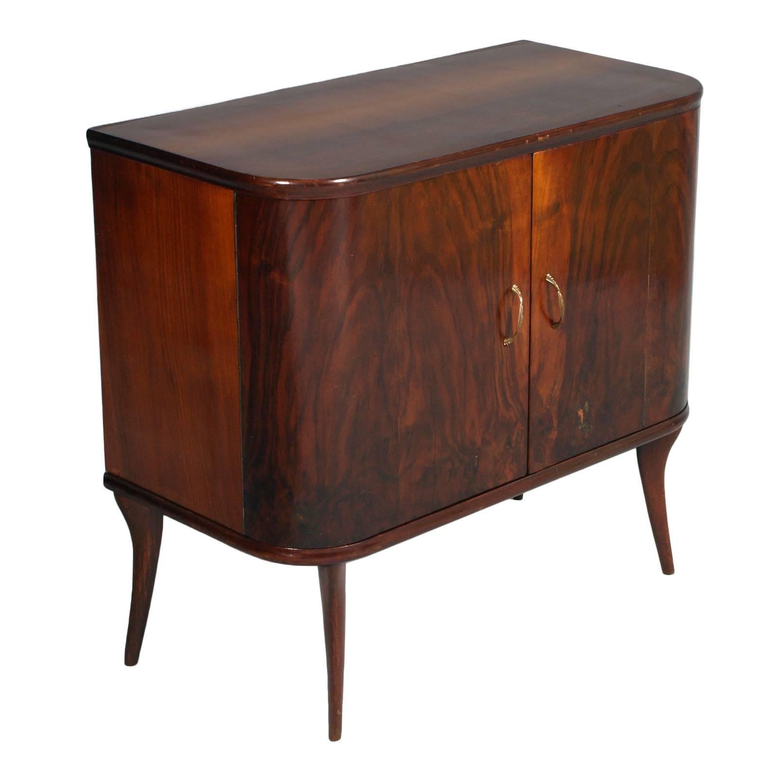 Italian Cantu Sideboard Cabinet Mid-Century modern in walnut and walnut veneered, Vittorio Dassi attributed restored and polished to wax. Mahogany interior, handles in golden brass.
Measures cm: H 76, W 82, D 42 (H 22cm internal shelves).