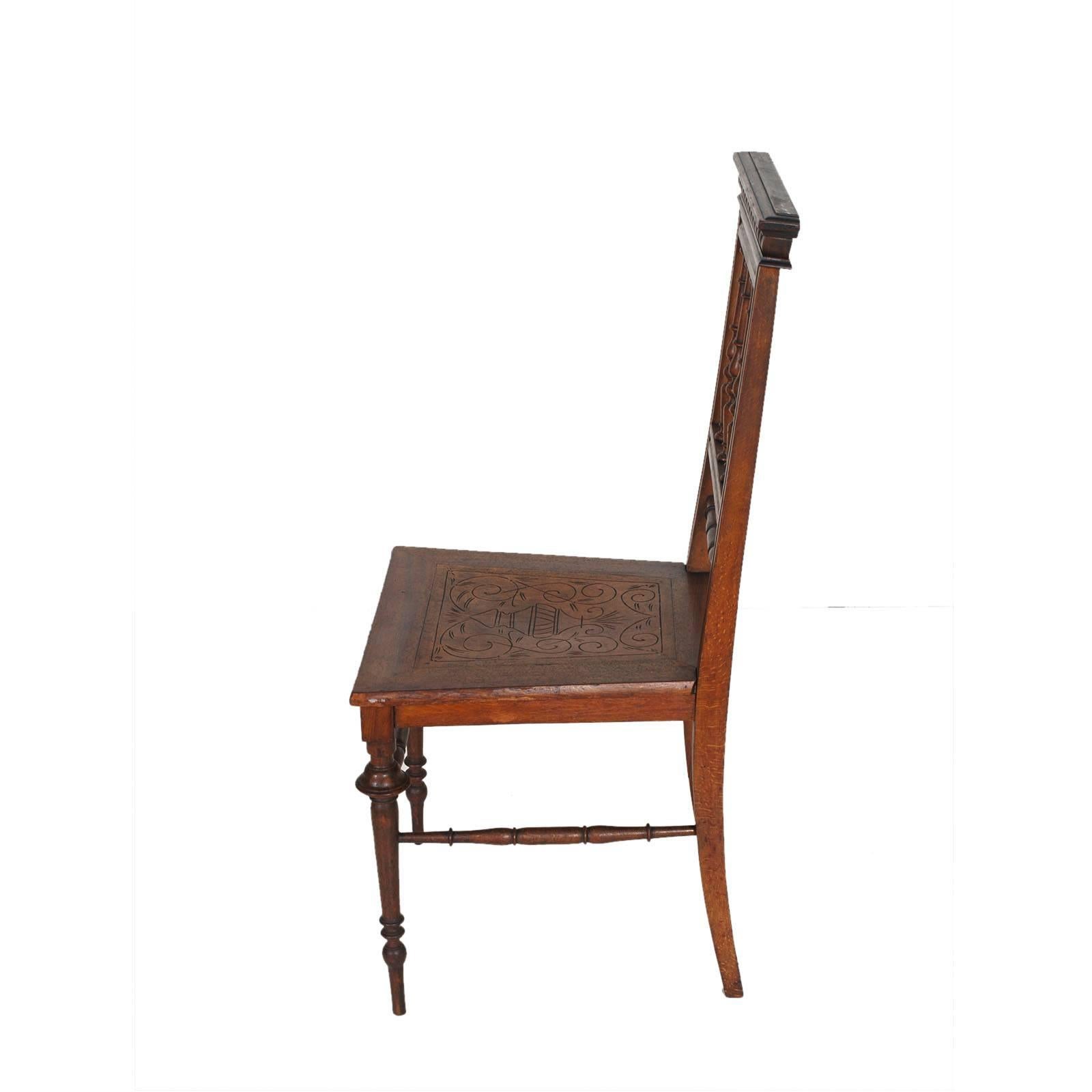 Chiavarine-Stühle des 19. Jahrhunderts aus gedrechseltem Nussbaumholz mit handgeschnitztem Sitz (Neoklassisch) im Angebot