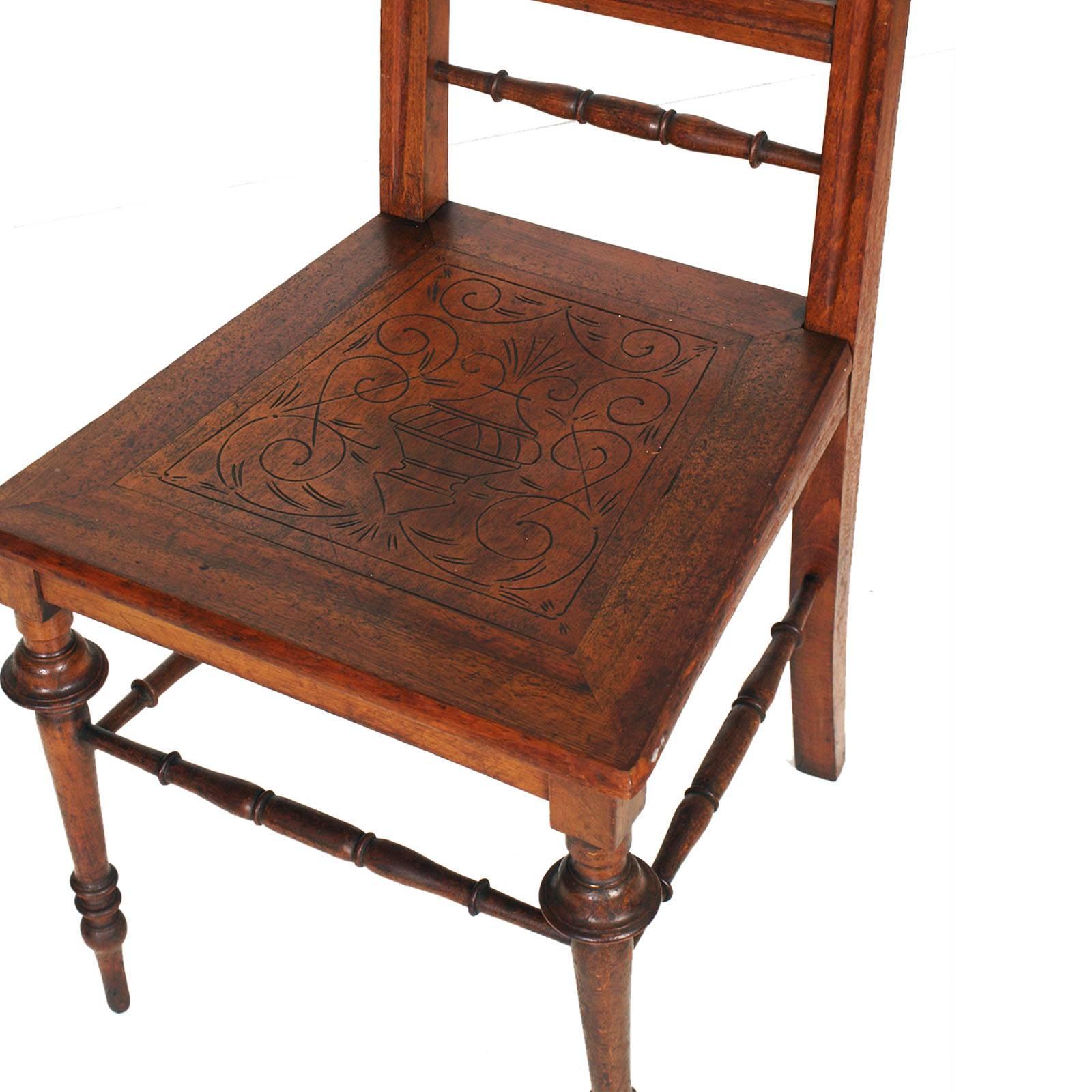 Elegant Mid-19th century Chiavarine side chairs in turned walnut and with hand-carved seat, restored and finished to wax

Measure cm: H 101\47 x W 45 x D 45.