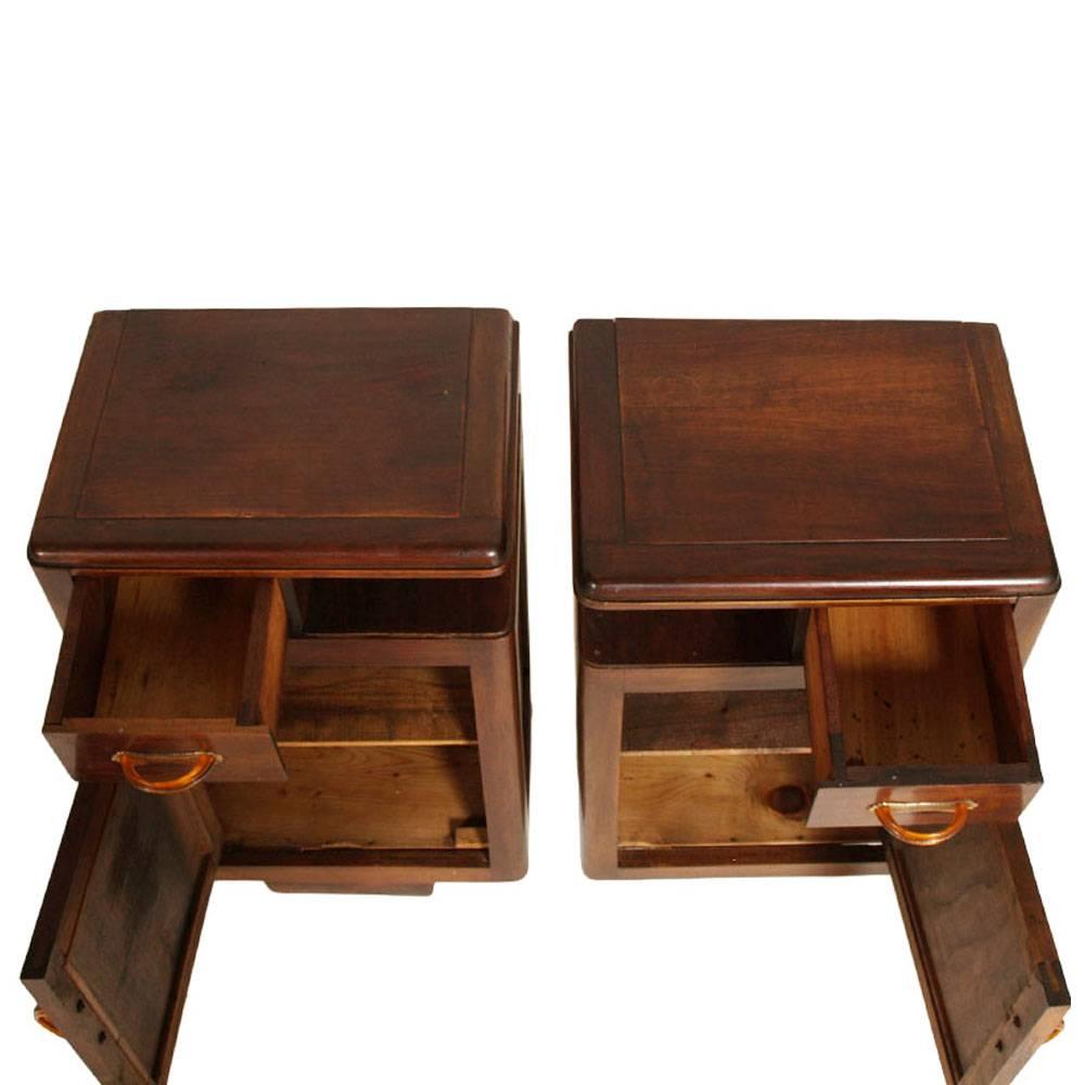 1920s Art Deco bedside tables nightstands in walnut restored and polished to wax
original handles in bakelite
Measures cm: H 73, W 42, D 30.