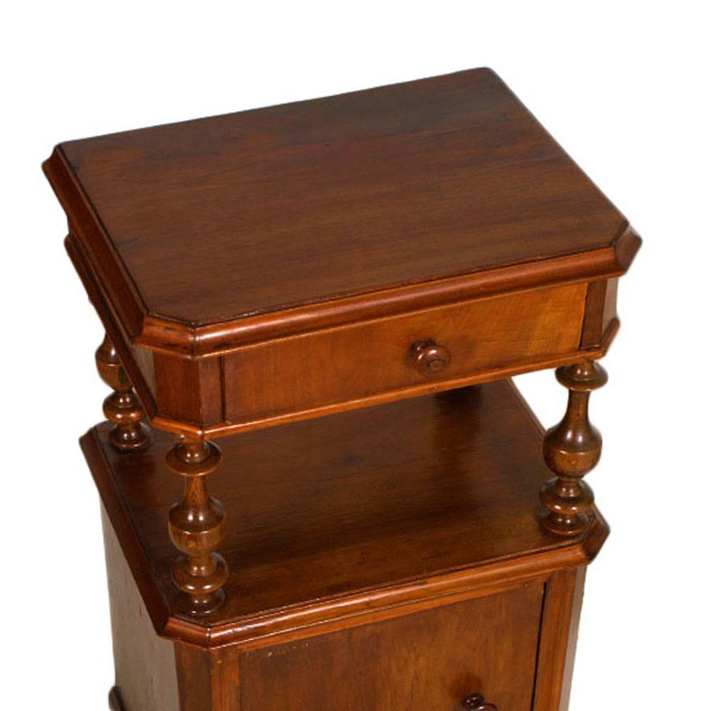 Antique mid-19th century cabinet nightstands Louis Philippe in blond walnut restored and polished to wax
Measures cm: H 87, W 44, D 33.
