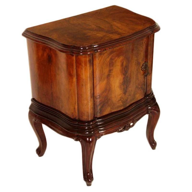 Early 20th century pair of Venetian Baroque serpentine nightstands, in carved walnut and burl walnut , restored and polished to wax
Measure cm: H 70 W 60 D 40.