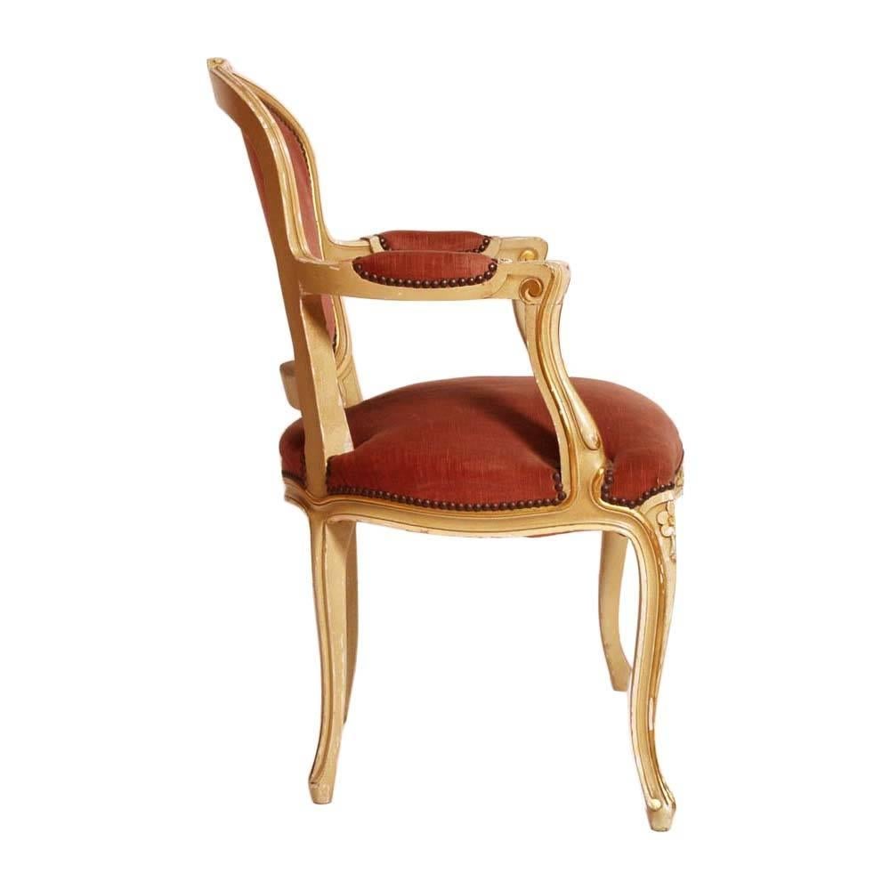 Original Antique Venetian Baroque armchair in carved wood.
This beautiful exemplary cream-colored lacquered armchair with golden threads is a Fine commentary on Venetian-style, cabriolet design from 1800. The back is feminine shaped with polychrome