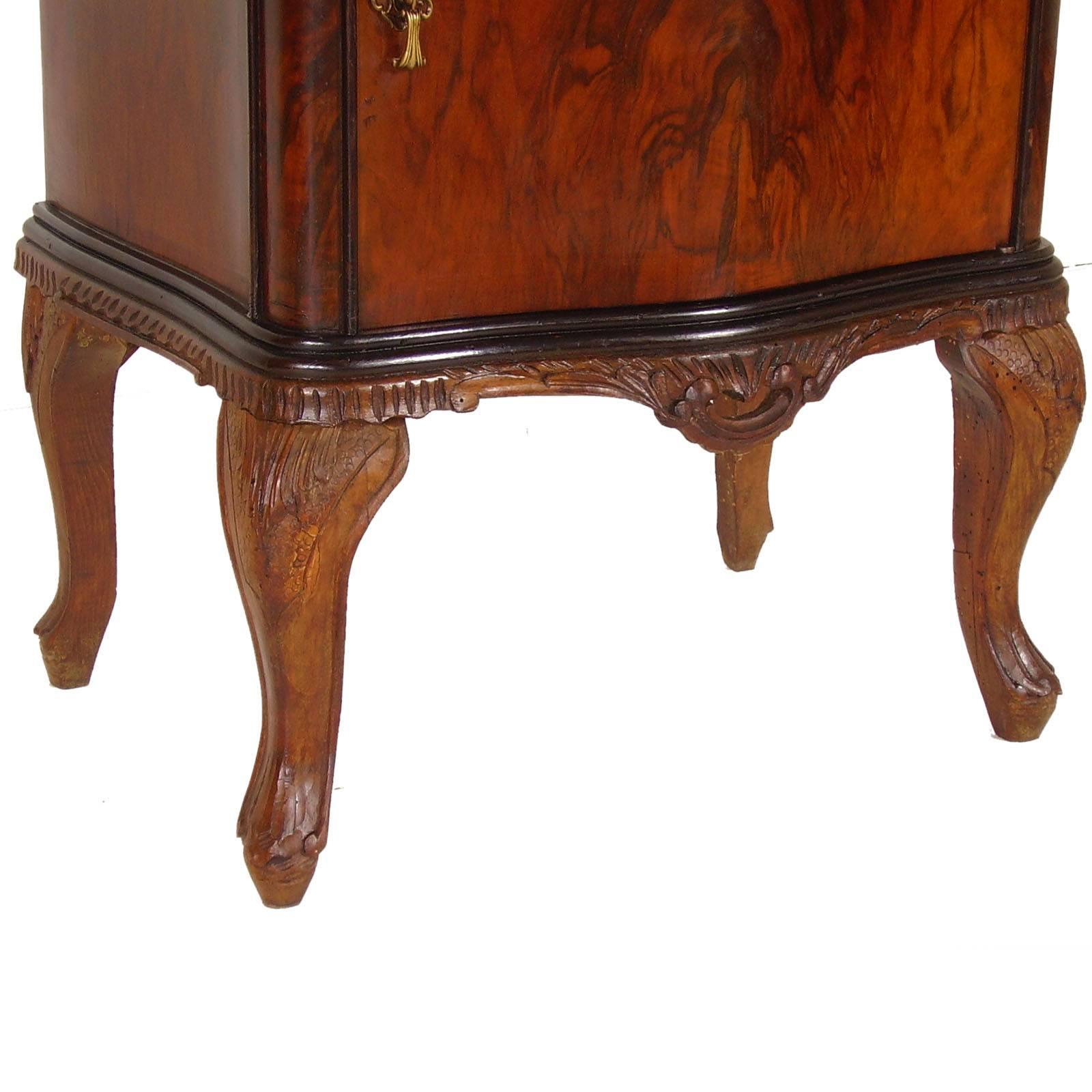 Venetian early 20th century baroque Chippendale nightstand bedside table in hand-carved walnut, burl walnut, restored and finished to wax. With decorated top in black crystal.

Measures cm: H 64, W 56, D 38.