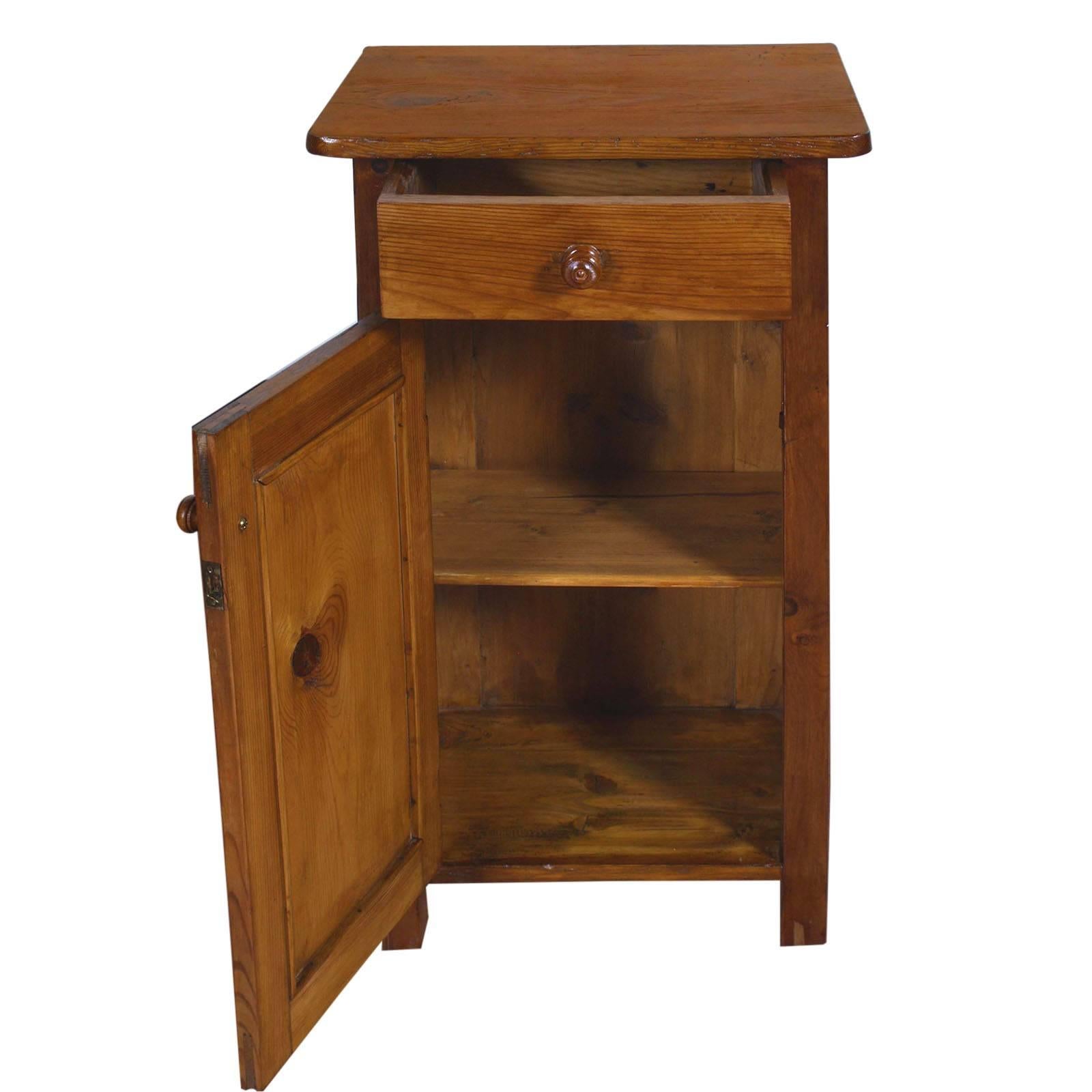 Early 20th Century Country Rustic Tyrolean Nightstand in Solid Pine Restored Wax In Good Condition For Sale In Vigonza, Padua