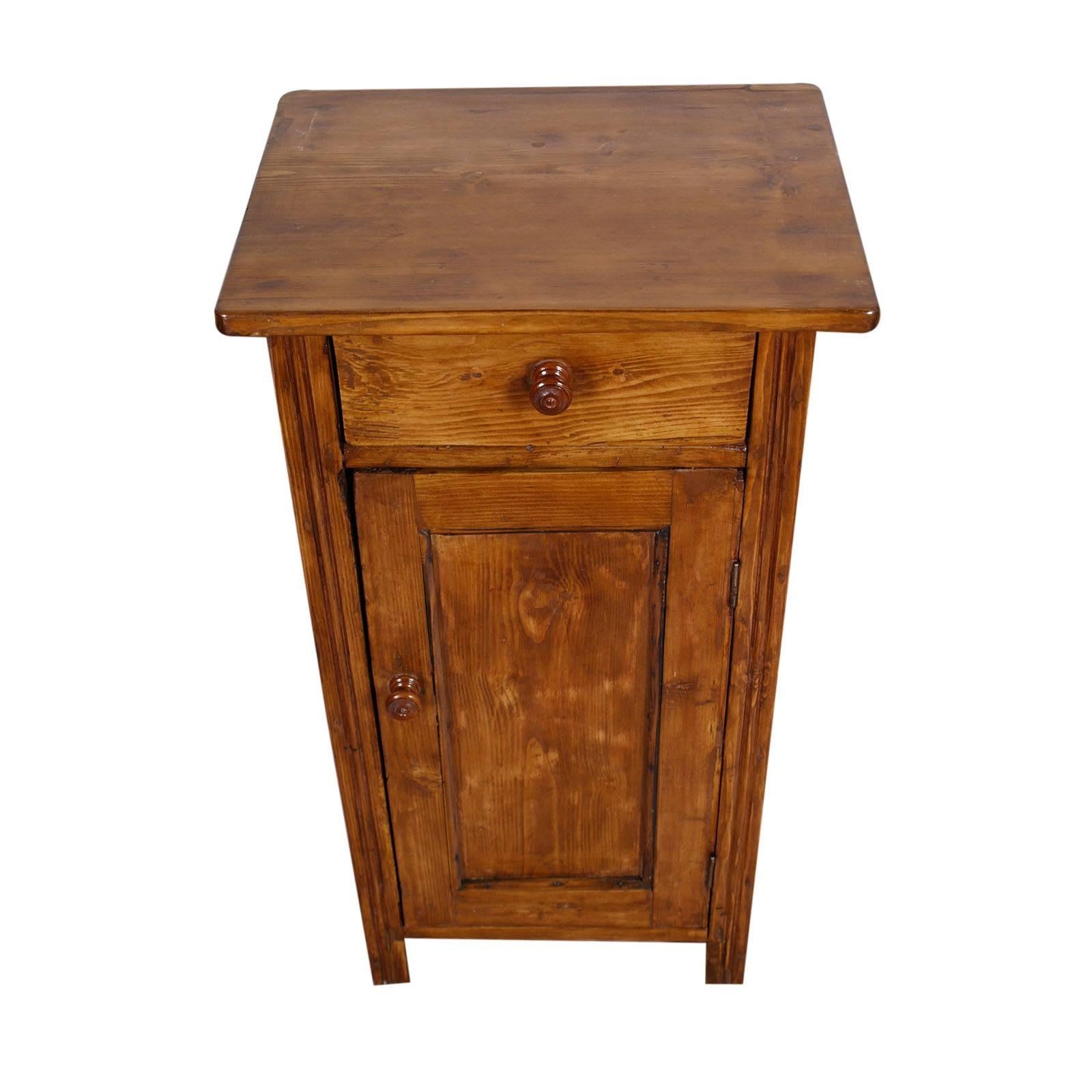 Late 19th century country rustic tyrolean nightstand, in wood of larch, restored polished to wax
Good conditions

Measure cm: H 83, W 43, D 34.
  