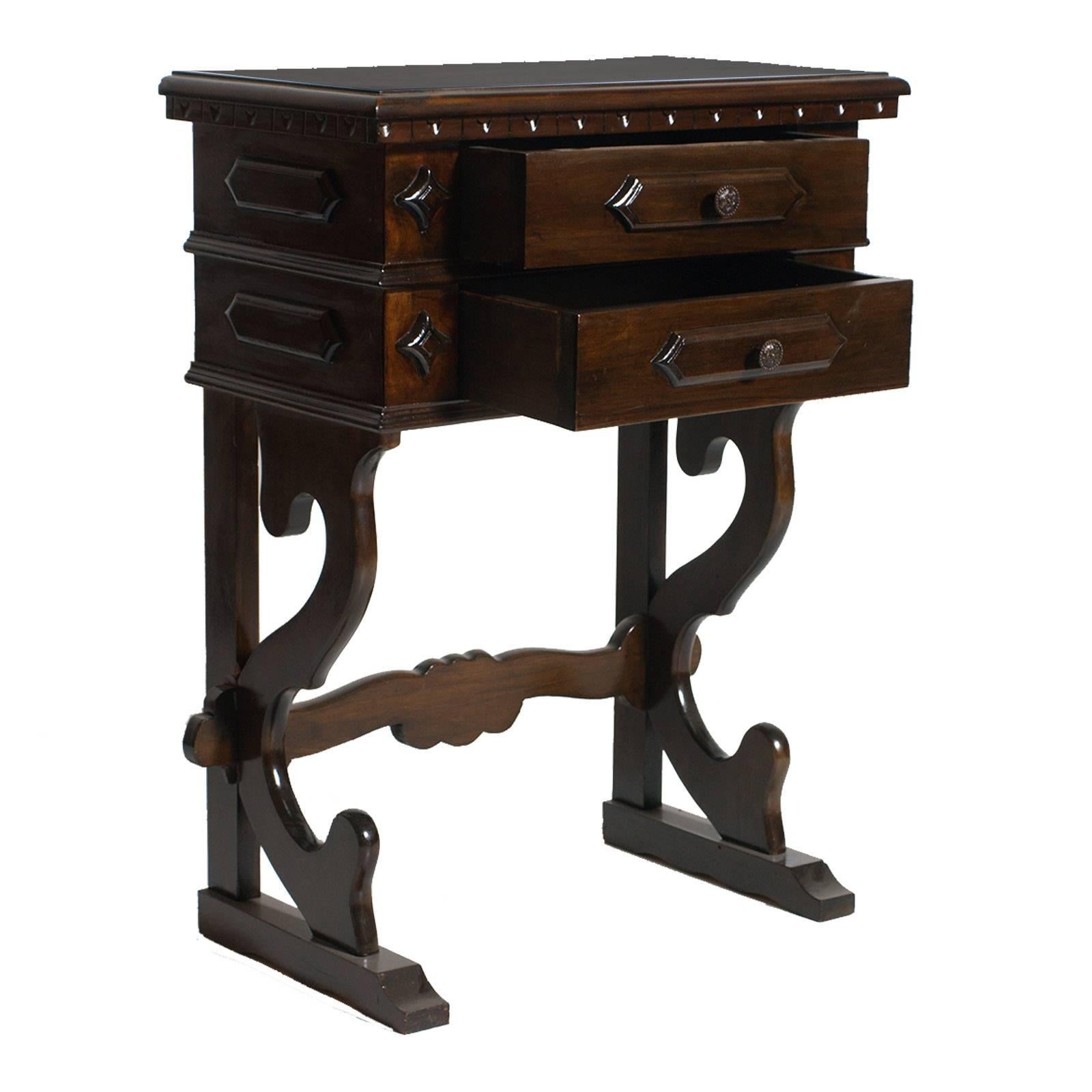 Mid-20th century Florentine Renaissance console or nighstand in walnut, restored and finished to wax
Cabinetmaker: Bonciani, -Cascina- Tuscany.

Measure cm: H 75, W 55, D 30.