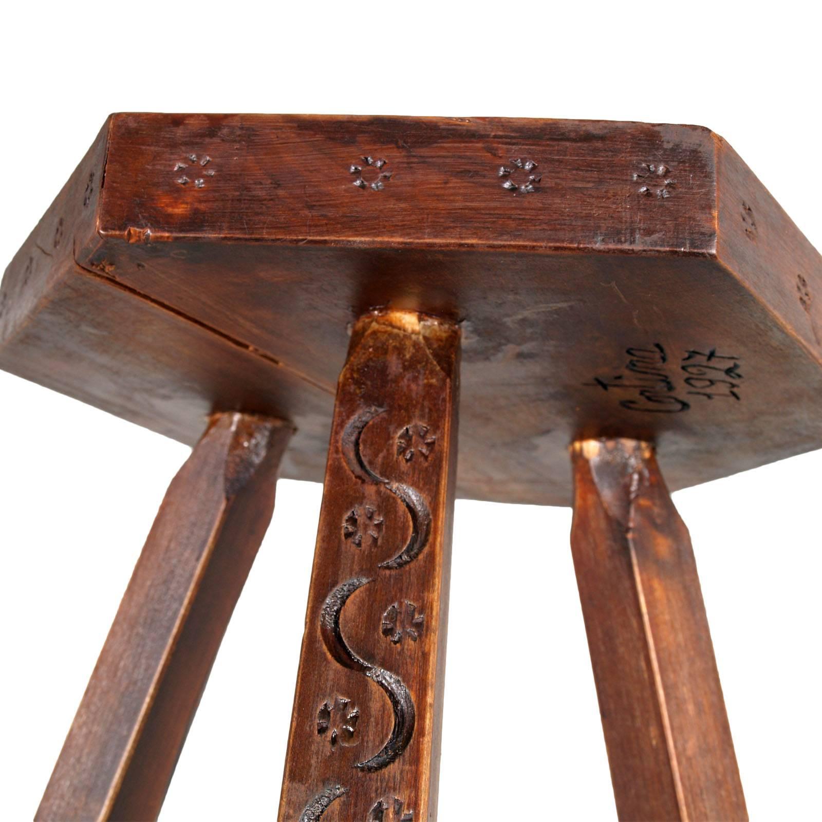 Italian 1927 characteristic Country Stool from Cortina, widely Hand-Carved Wood In Excellent Condition In Vigonza, Padua