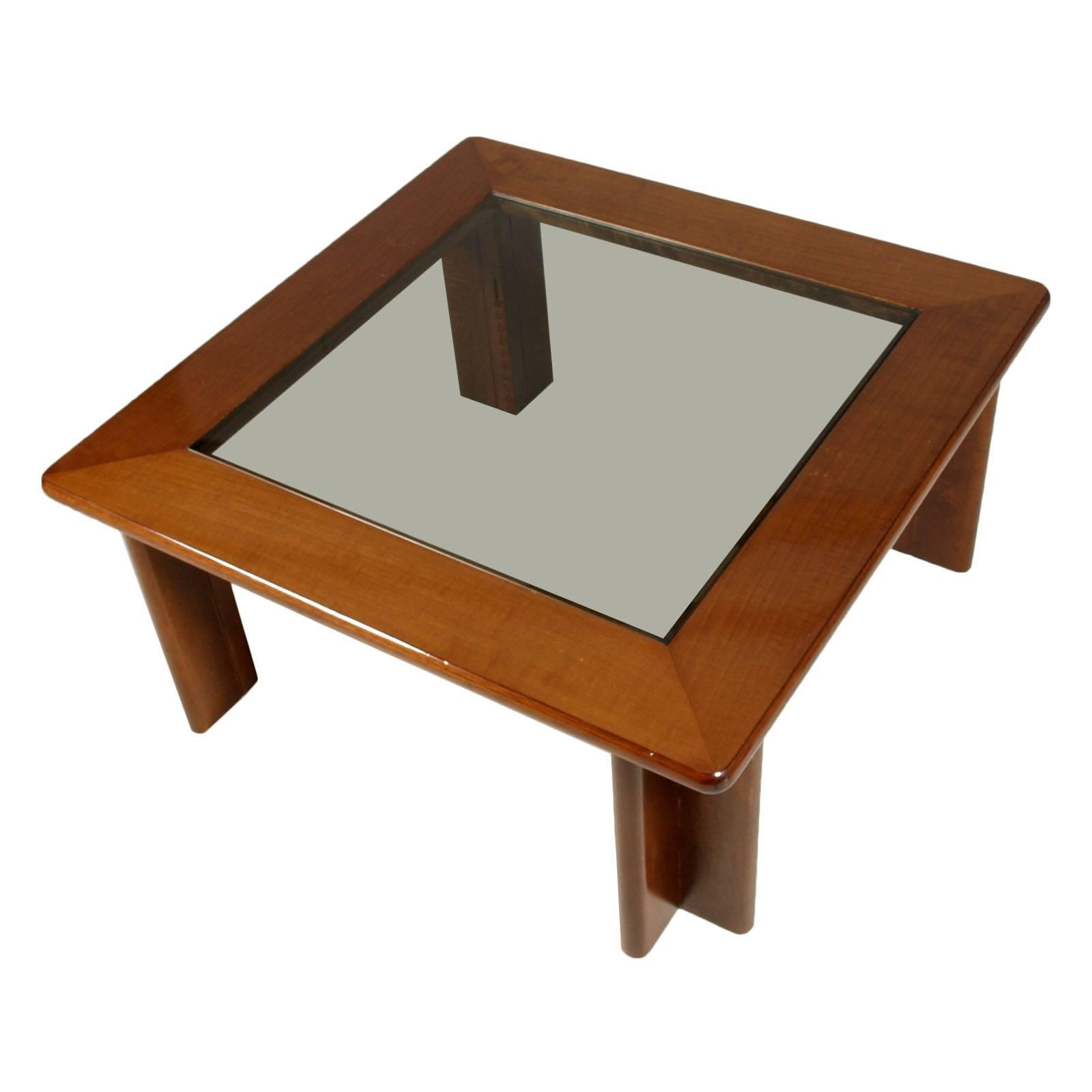 Mid-Century Modern square coffee centre table, Afra e Tobia Scarpa manner, in lacquered walnut top fumé crystal. Polished with oil.

Measures cm: H 34, W 75, D 75.