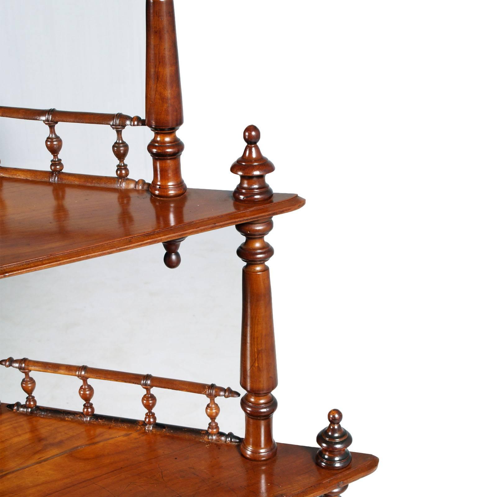 18th Century Corner Étagère in Walnut and Turned Walnut Restored Polished to Wax For Sale 1