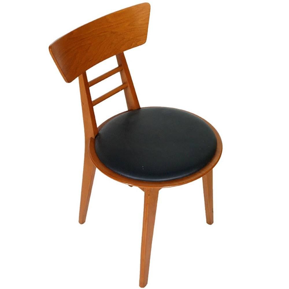 Italian side chairs in the manner of the legendary Danish-born American designer Jens Risom in beechwood and round rubber seat, circa 1960s. Excellent conditions, only polished to wax.


Measure cm: H 77\43, W 42, D 42.
    