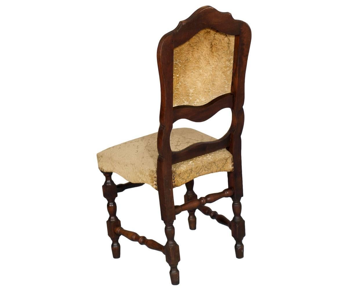 Satz von vier italienischen Barock-Esszimmerstühlen aus Nussbaumholz aus dem 19. Jahrhundert (Italienisch) im Angebot