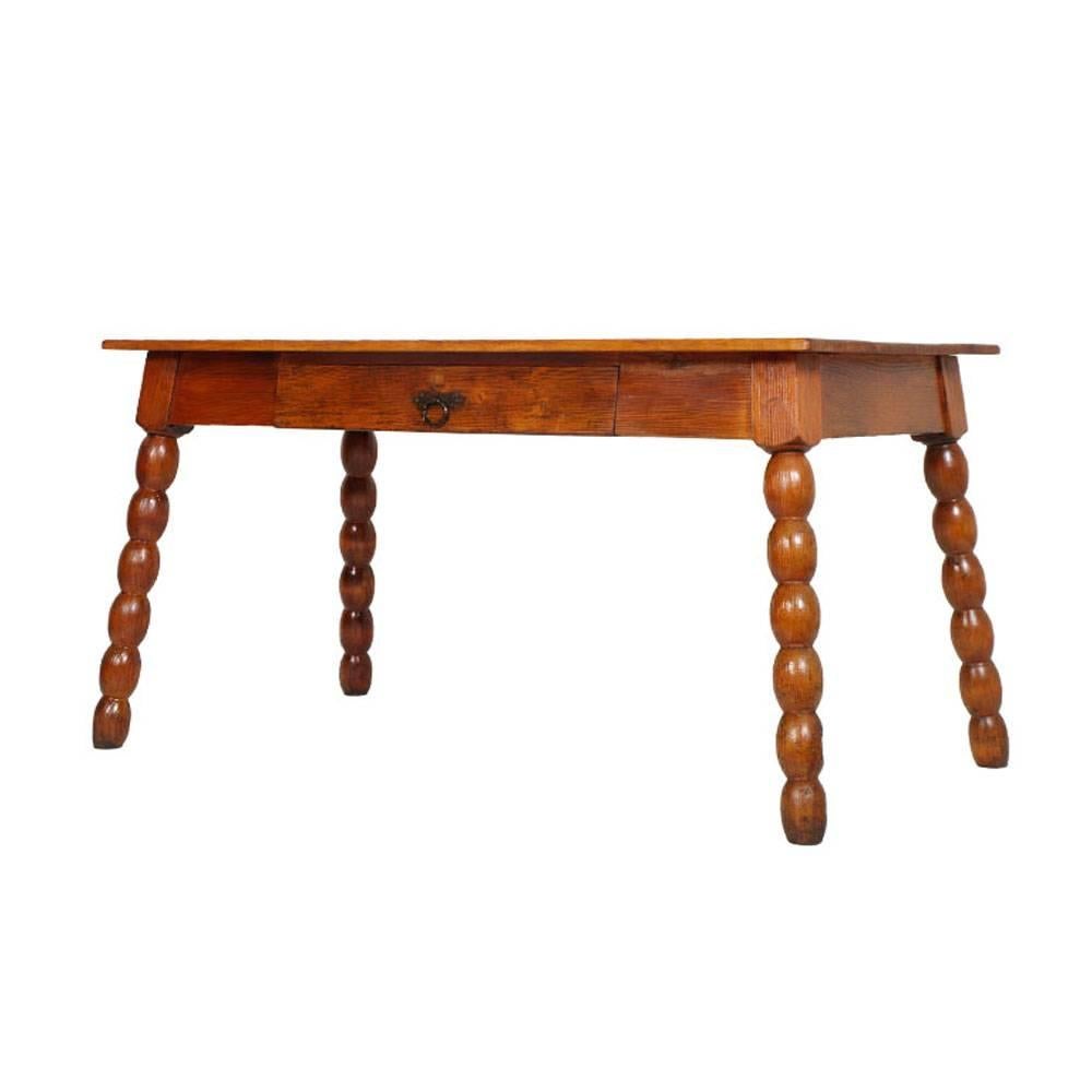 Country Tirolean dining table or writing desk in red dolomiten larch with drawer, circa 1920s.
Very special turned and shaped legs. Restored and wax polished.

Measures cm: H 78, W 143, D 75.