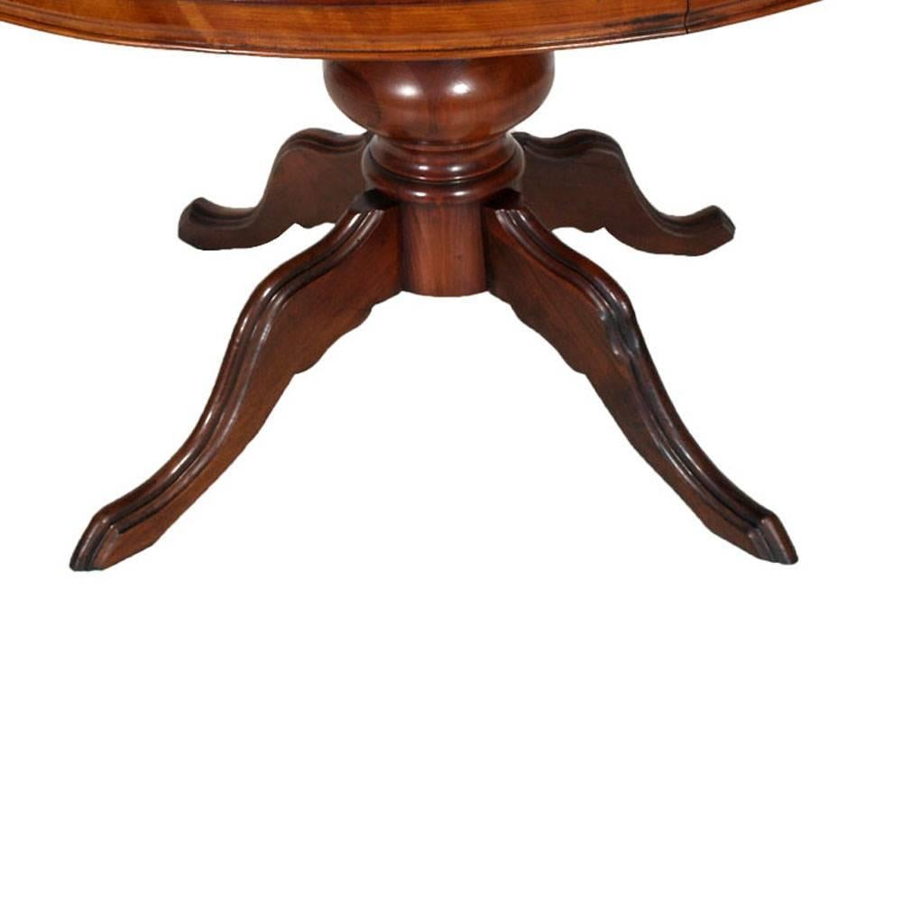 Italian neoclassic round table in carved walnut, circa 1895 restored and polished to wax.

Measure cm: height 80 x diameter 120.