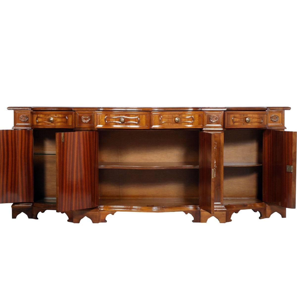 Big Venetian Renaissance credenza, Bassano's Ebanisteria, in walnut, carved walnut applications and with mahogany interiors, circa 1920s. Polished to wax.

Measures cm: H 93 x W 234 x D 47.