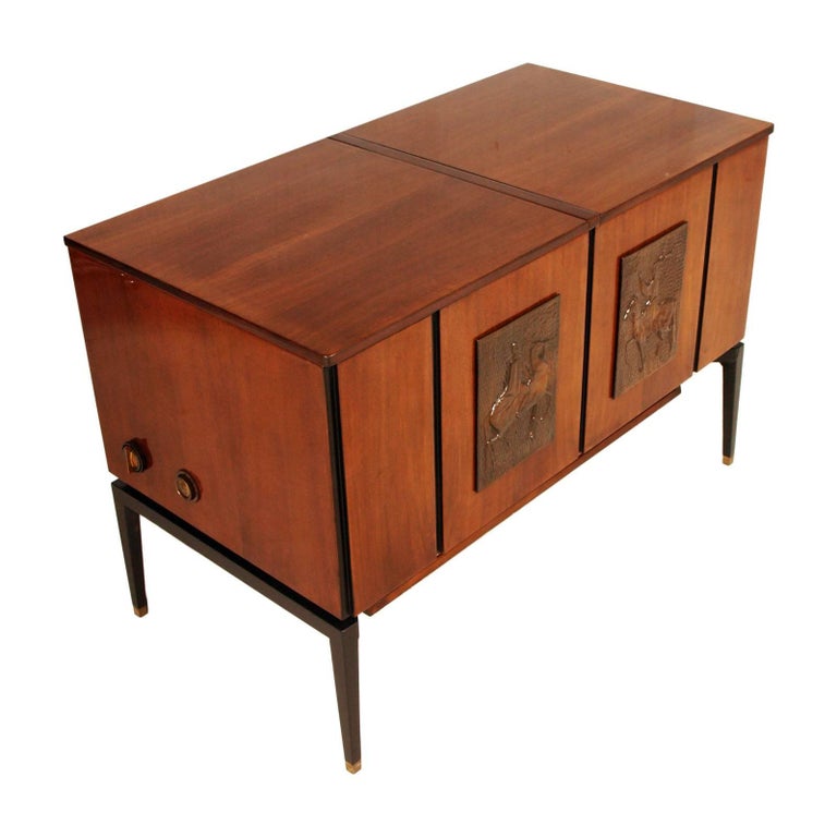 Midcentury music radio TV record player cabinet (or Dry Bar cabinet) in mahogany Osvaldo Borsani attributed
Rare and important polyvalent entertainment music cabinet, beautiful also as furniture
Decorative front panels in embossed copper
To provide