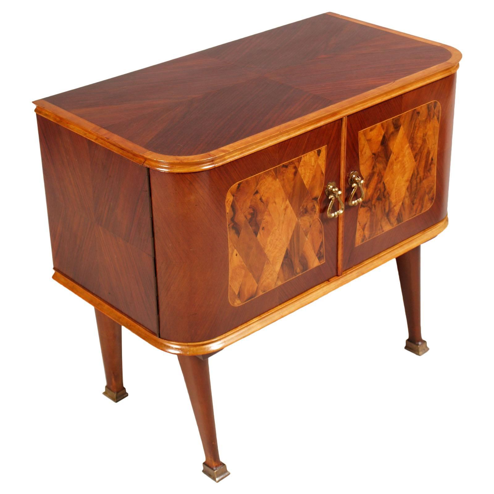 Art Deco 1930s bedside table in walnut, veneer and burl walnut inlaid, Paolo Buffa design attributed, with originals golden bronze accessories. Very beautiful and unobtainable.
Conzorzio Esposizione Mobili Cantù
Measures cm: H 54, W 62, D 33.
Only a