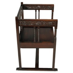 Fauteuil d'appoint carré en noyer de style néo-gothique italien de la Renaissance du 18ème siècle