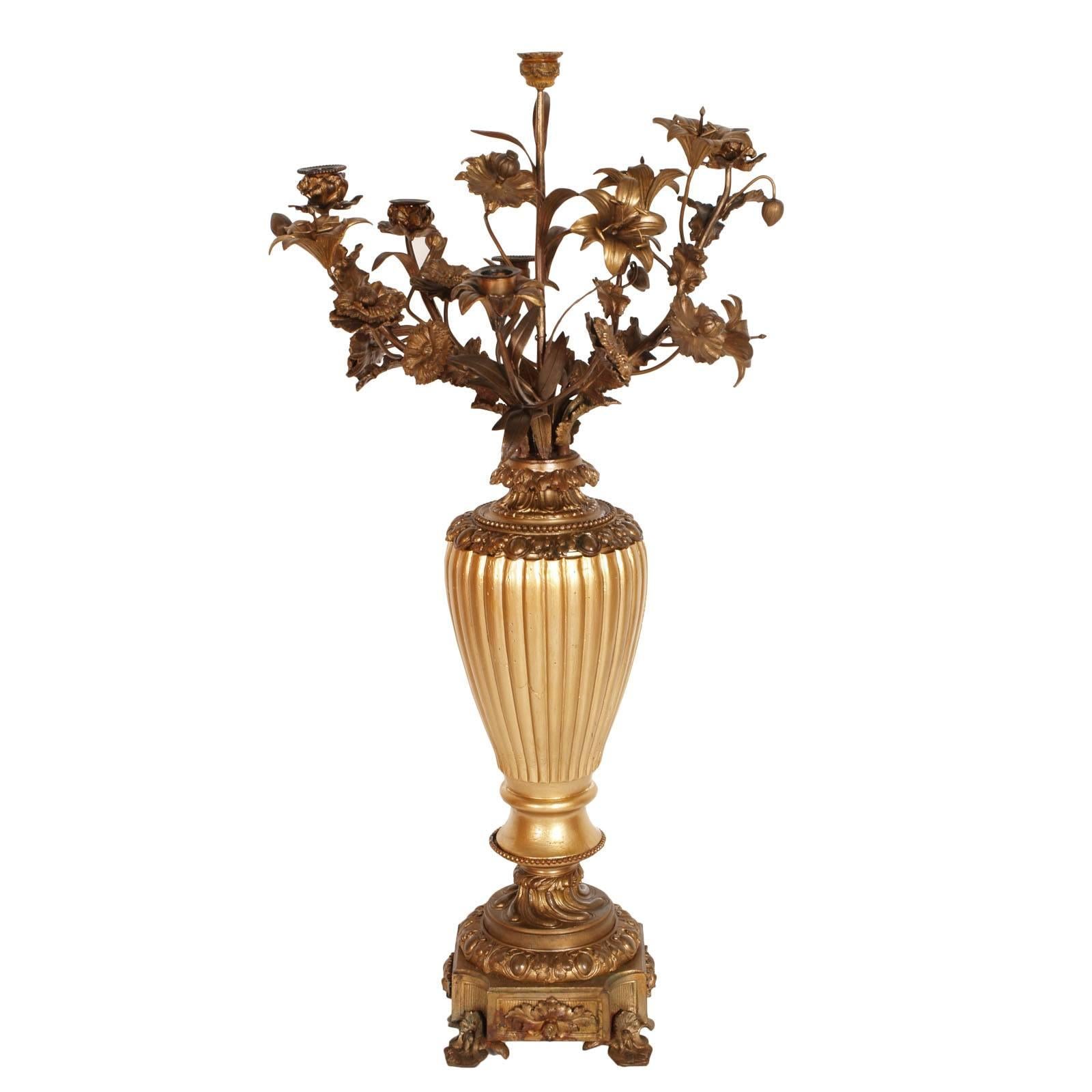 Sechs Kerzenleuchter-Kandelaber aus vergoldeter Bronze und vergoldetem Nussbaumholz, 18. Jahrhundert