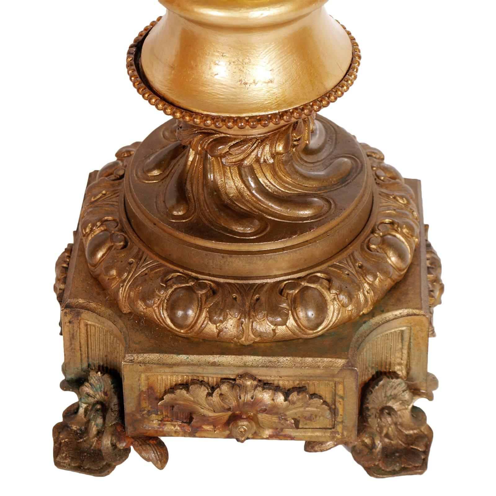 Sechs Kerzenleuchter-Kandelaber aus vergoldeter Bronze und vergoldetem Nussbaumholz, 18. Jahrhundert (Französisch) im Angebot