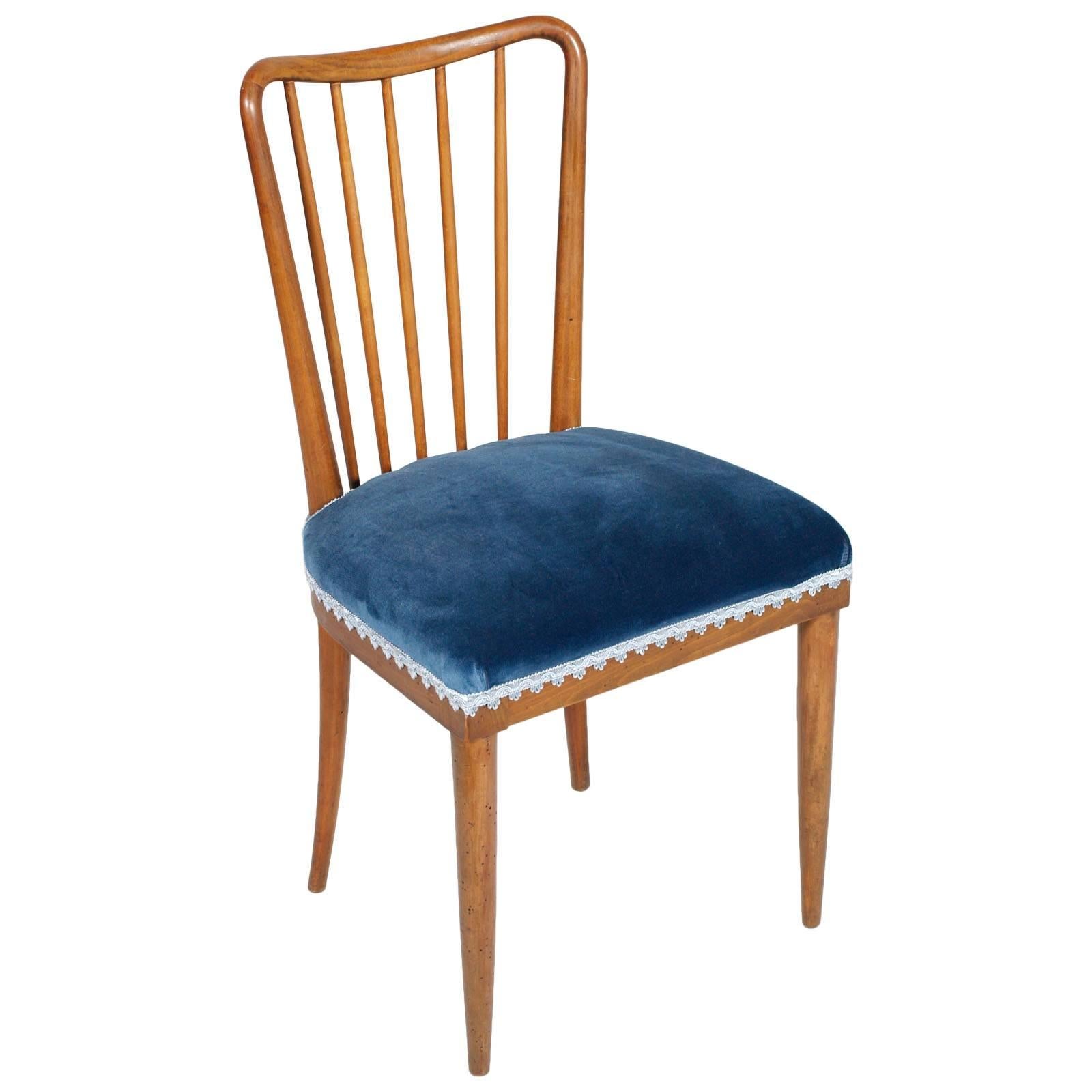 Mid-Century Modern 1950s Paolo Buffa side chairs in blond walnut, restored with new upholstery in blue velvet as in the original.

Measures in cm: H 48/92, W 50, D 47.