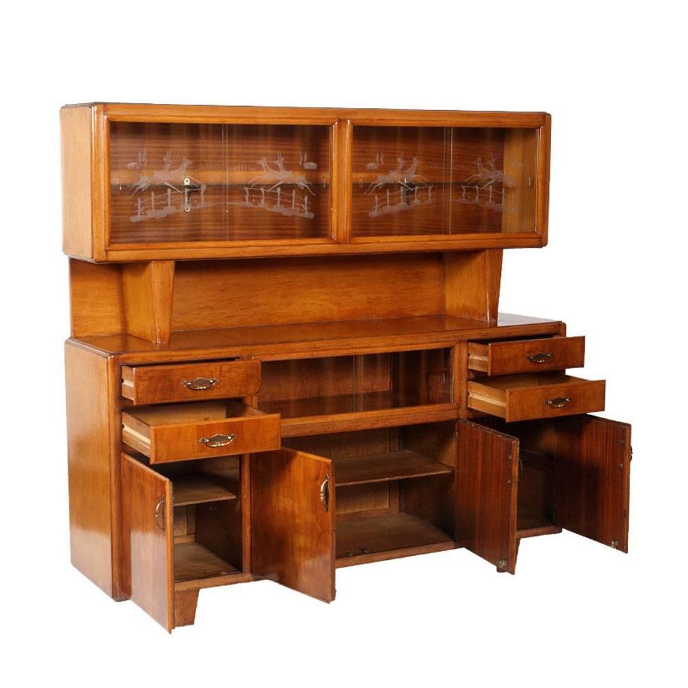 Mid-20th century art deco Italian sideboard with display cabinet , Gio Ponti manner blond walnut , polished to wax.
Sliding glass engraved with dolomite scenes. Very good conditions

Measures cm: H94/172 x W182 x D47.