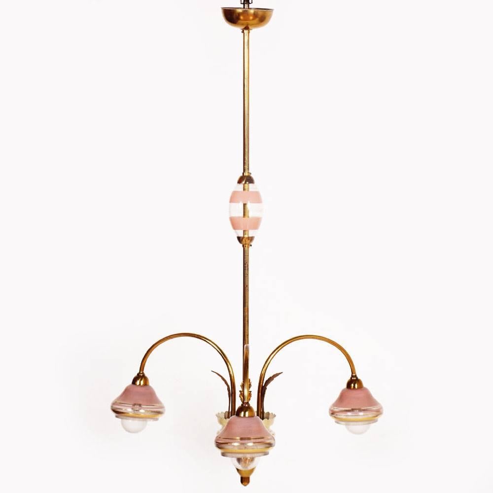 1930s Art Deco three lights chandelier by Venini in gilt brass and Murano glass decorated gold leaf and antique pink
Electrical system redone and working.

Measure cm: Height 90, diameter 50.