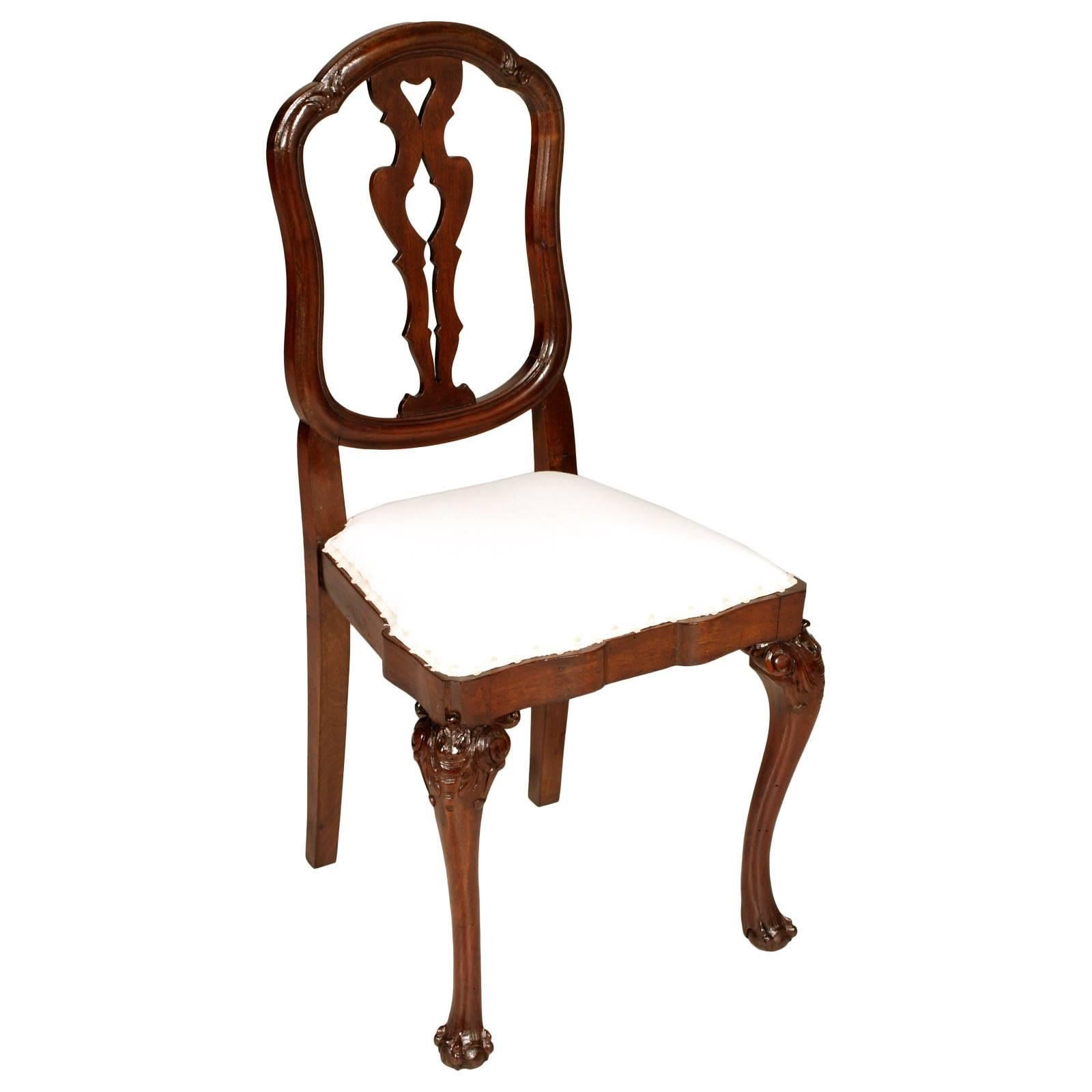 Sei robuste sedie Chippendale veneziane del 1850 in noce intagliato a mano, restaurate e rivestite a nuovo con tessuto bianco e pronte a ricevere un tessuto personalizzato (chiedi il prezzo). 
Possono essere utilizzati anche con il nuovo tessuto