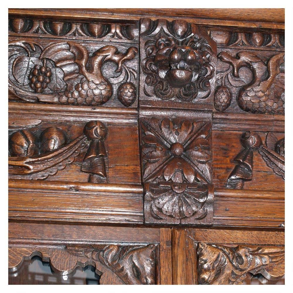 16th Century Italy Ligurian Carved Oak and Chestnut Credenza Bambocci Sideboard In Excellent Condition For Sale In Vigonza, Padua
