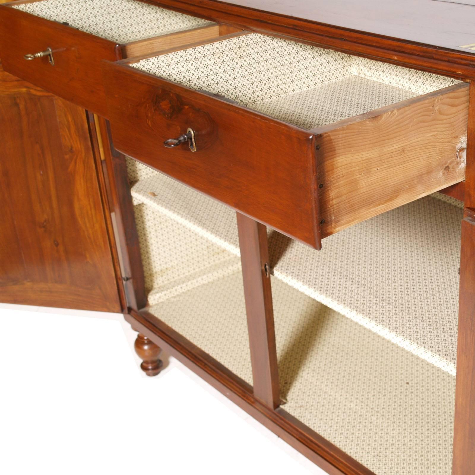 19th Century Italian Credenza Sideboard in Solid Walnut Restored Polished to Wax In Excellent Condition In Vigonza, Padua