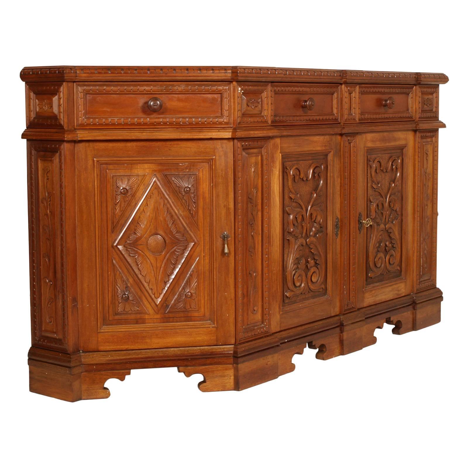 Early 20th century, Italy Tuscan Renaissance credenza, in carved blond walnut polished to wax

Measure cm: H 95 x W 200 x D 50. 

All internal shelves are removable and repositionable as desired. Measurements of the two central compartments W 58x62