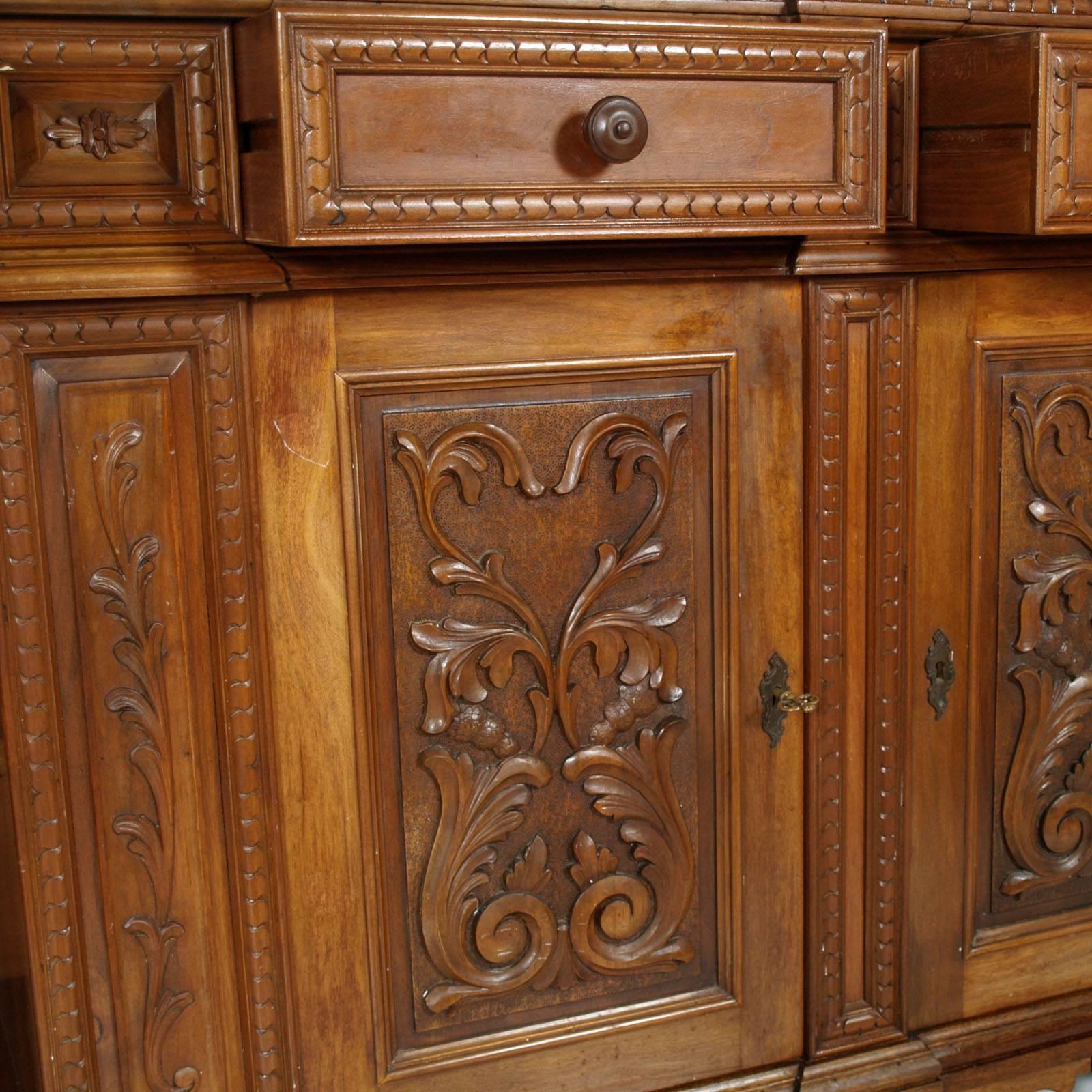 Italian 1930s Antique Renaissance Italy Tuscan Credenza Carved Blond Walnut Wax Polished
