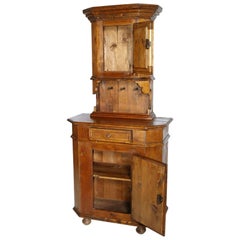 Particolare credenza tirolese del 19° secolo, credenza in legno massiccio lucidato a cera