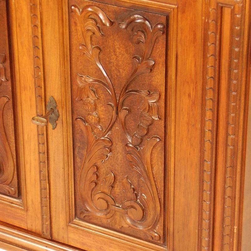 Midcentury Tuscan Renaissance Cabinet in Solid Carved Walnut Polished to Wax In Good Condition For Sale In Vigonza, Padua