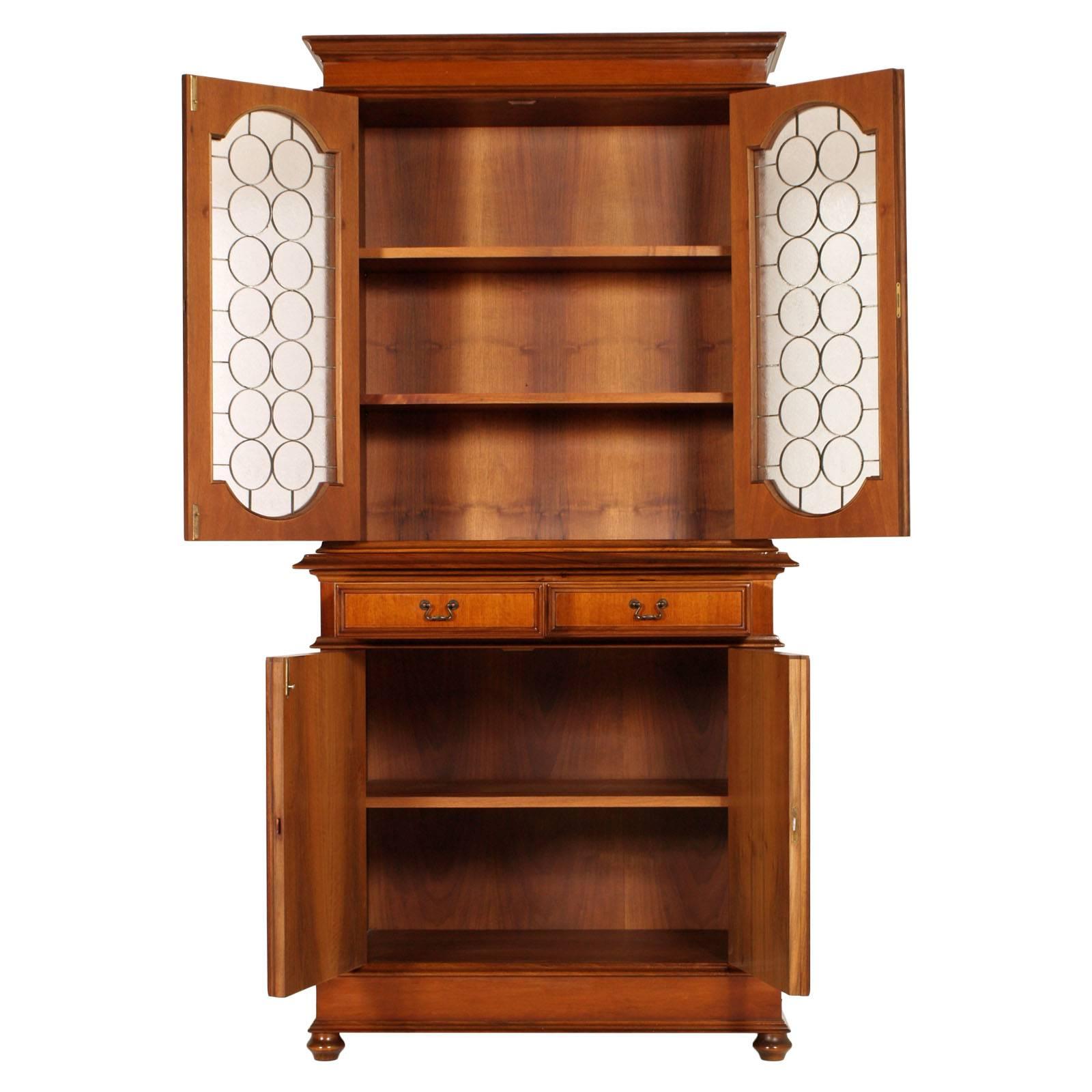 Italian bookcase period 1930s in walnut and walnut veneer with two drawers, wax polished. Upper showcase with grating and the two lower doors covered in leatherette.
Excellent conditions.

Measures cm: H 106/206, W 102, D 50.