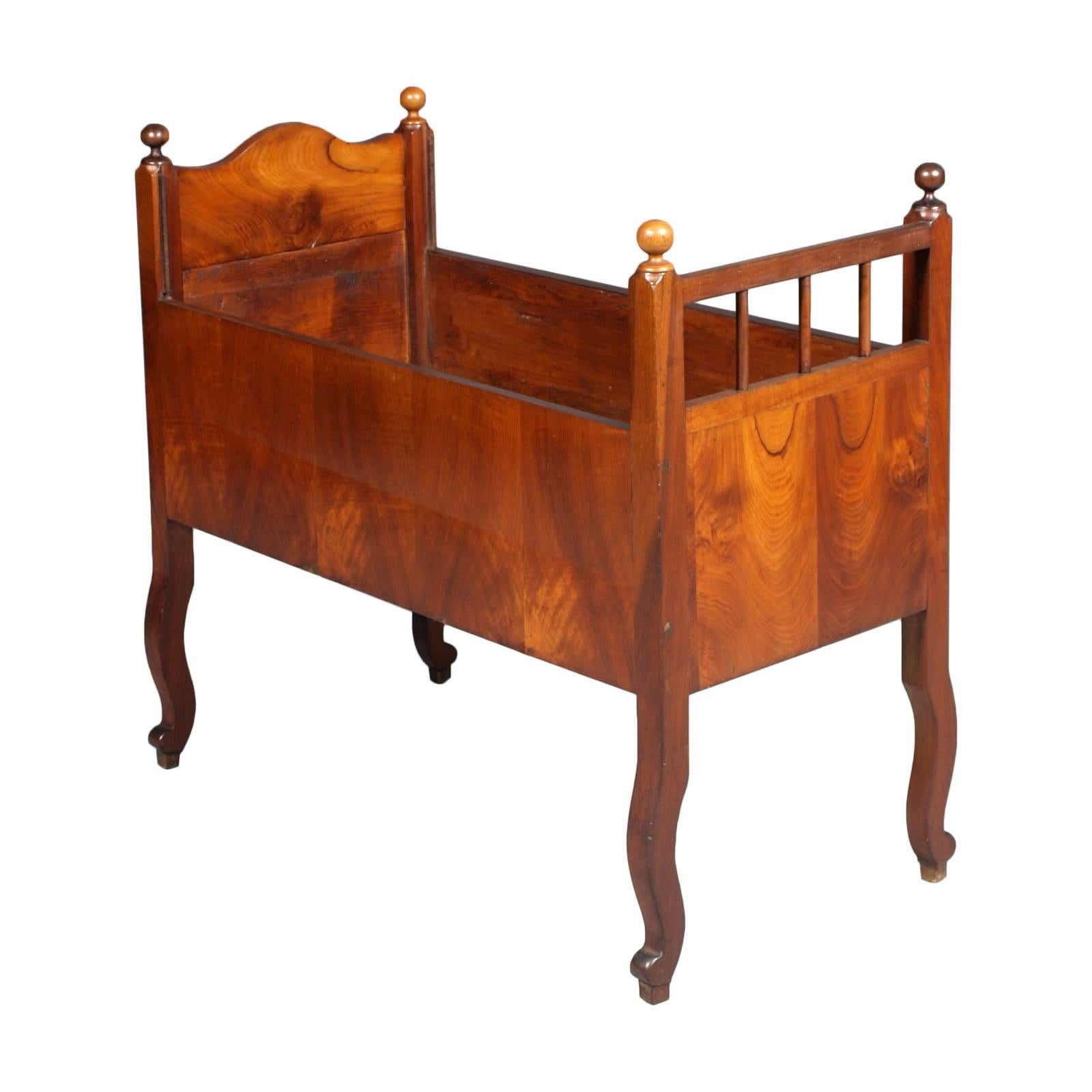 Original cradle in solid walnut of the late 19th century, with saber legs and removable upper flanks. Restored and wax polished

Measure cm: H 84 x W 101 x D 50.
 