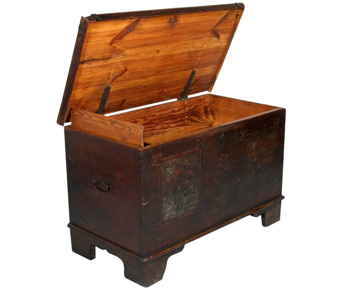 Antique hand-painted tyrolean chest trunk in solid larch of the 18th century.
The chest, very ancient, has been restored with the application of new hinges and the injection of reinforcing products into some weaker parts; for last polished with wax