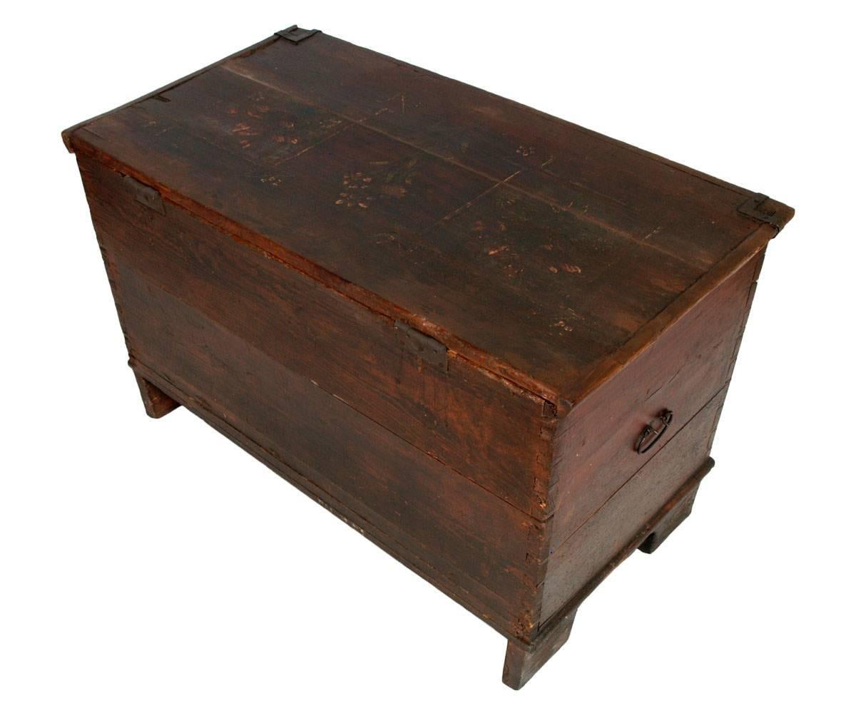 18th Century Antique Hand-Painted Tyrolean Chest Trunk in Solid Larch In Good Condition For Sale In Vigonza, Padua