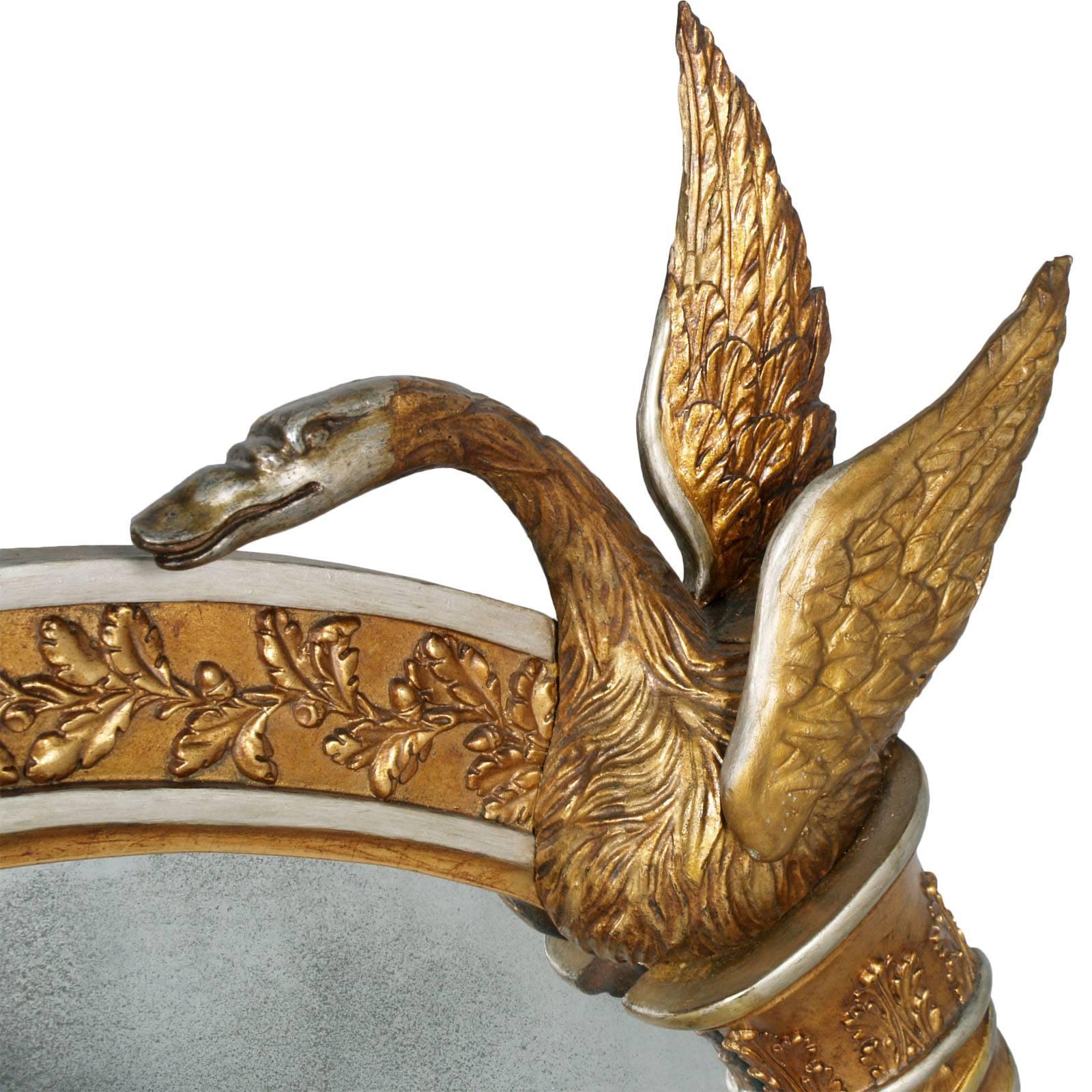 Important miroir réalisé par les Verreries Artistiques Testolini de Venise, pour l'Empire des Habsbourg de Vienne. Le précieux miroir est sculpté à la main et entièrement décoré de feuilles d'or, de cuivre et d'argent. 
Original dans son