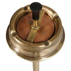 Cendrier de sol Art Déco avec base en onyx:: cendrier à tige en laiton doré