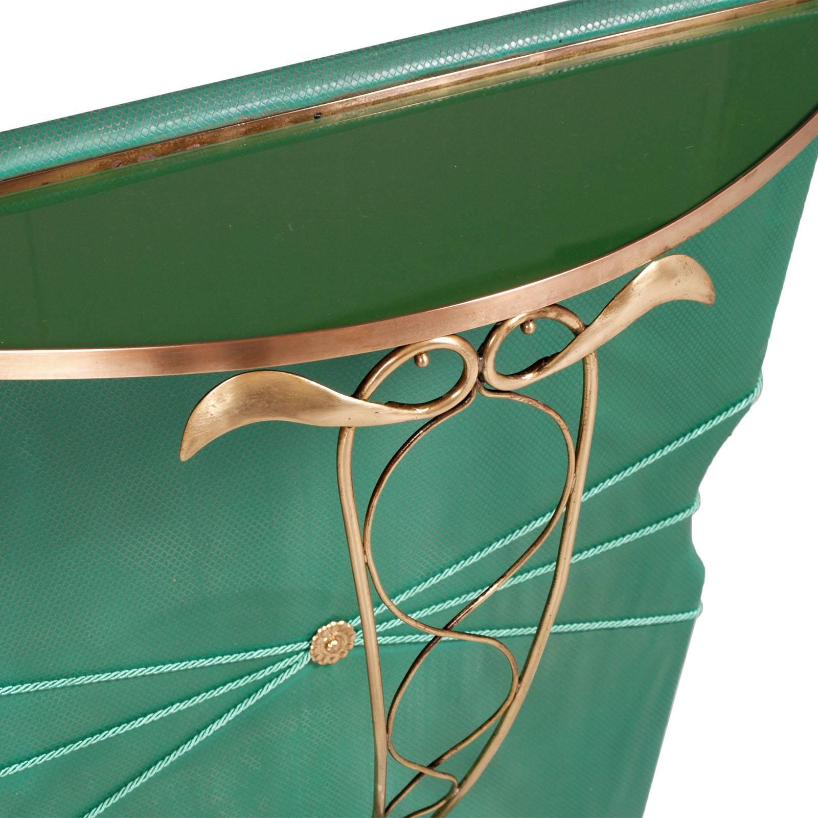 Elegante y rara consola moderna de mediados de siglo de los años 40 atribuida a Pier Luigi Colli en latón dorado, forro plastificado y con tapa de cristal lacado en verde
Restaurado, en excelente estado

Medida en cm: H 90 A 80 D 25.

Sobre Pier